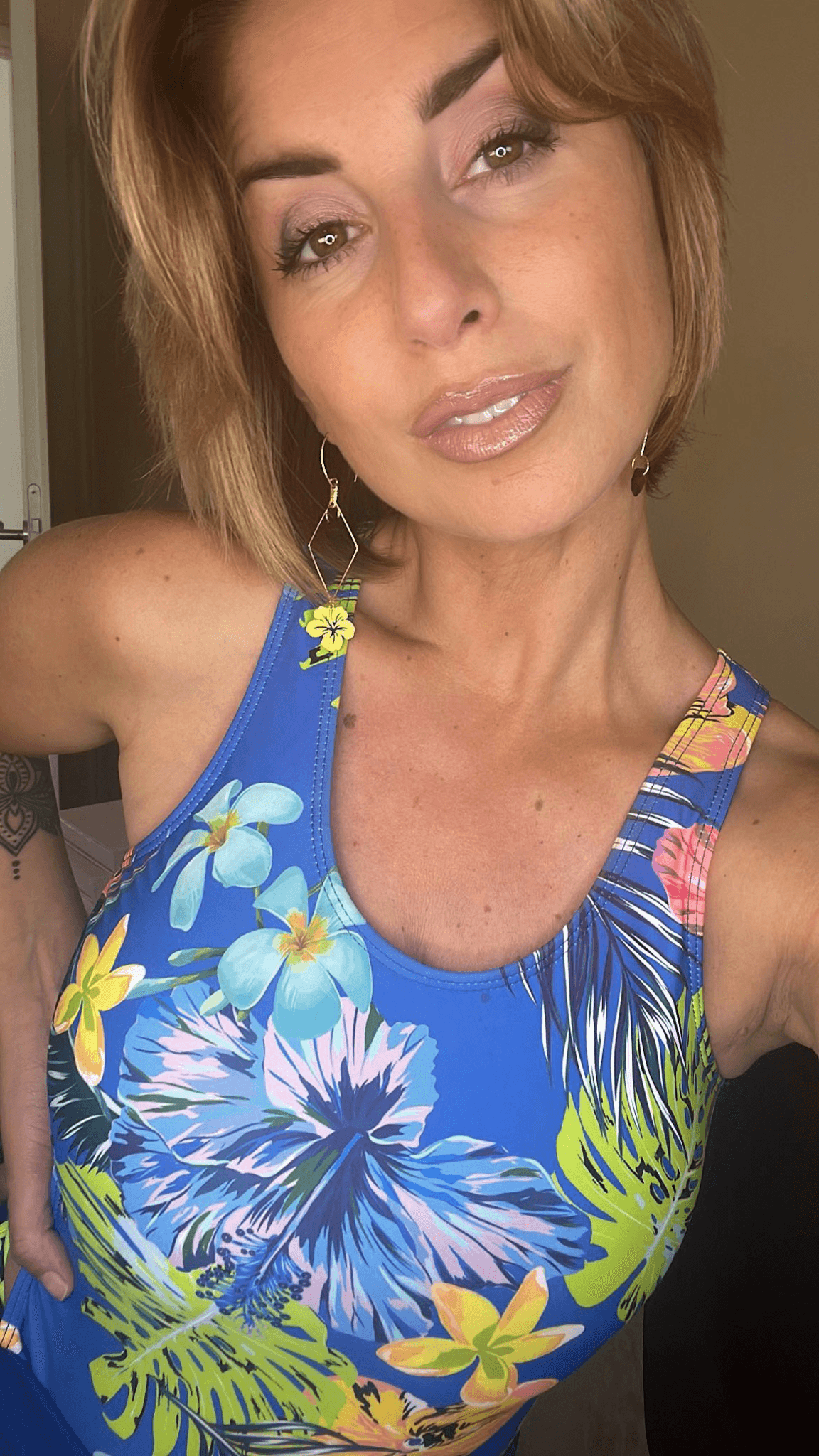 Boucles d’oreilles asymétriques LUCY cœurs cristal smoked et fleurs hibiscus - Créations Uniques - Créations Uniques