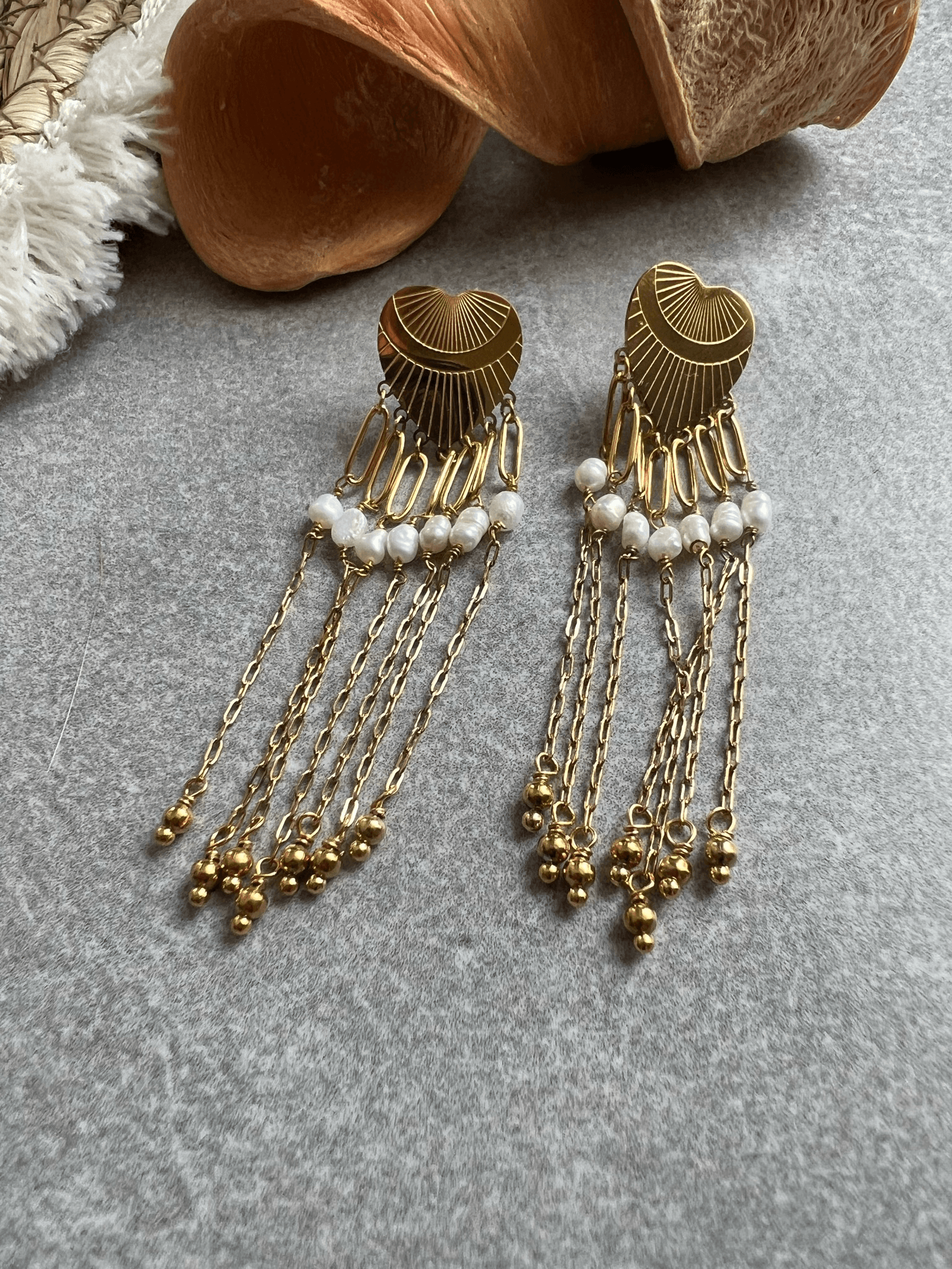 Boucles d’oreilles MADDIE style bohème, cœurs, perles blanches et chaînes dorées - Créations Uniques