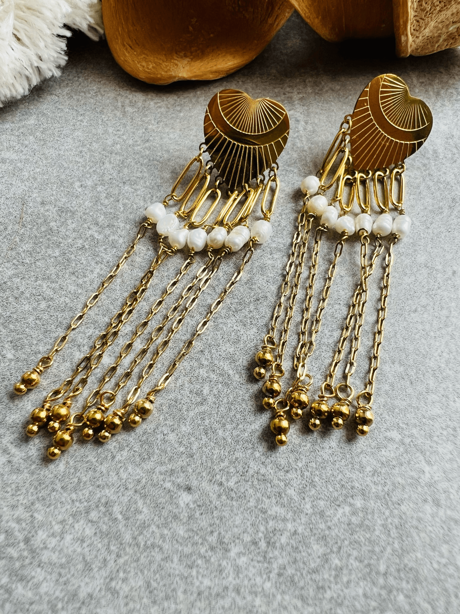 Boucles d’oreilles MADDIE style bohème, cœurs, perles blanches et chaînes dorées - Créations Uniques