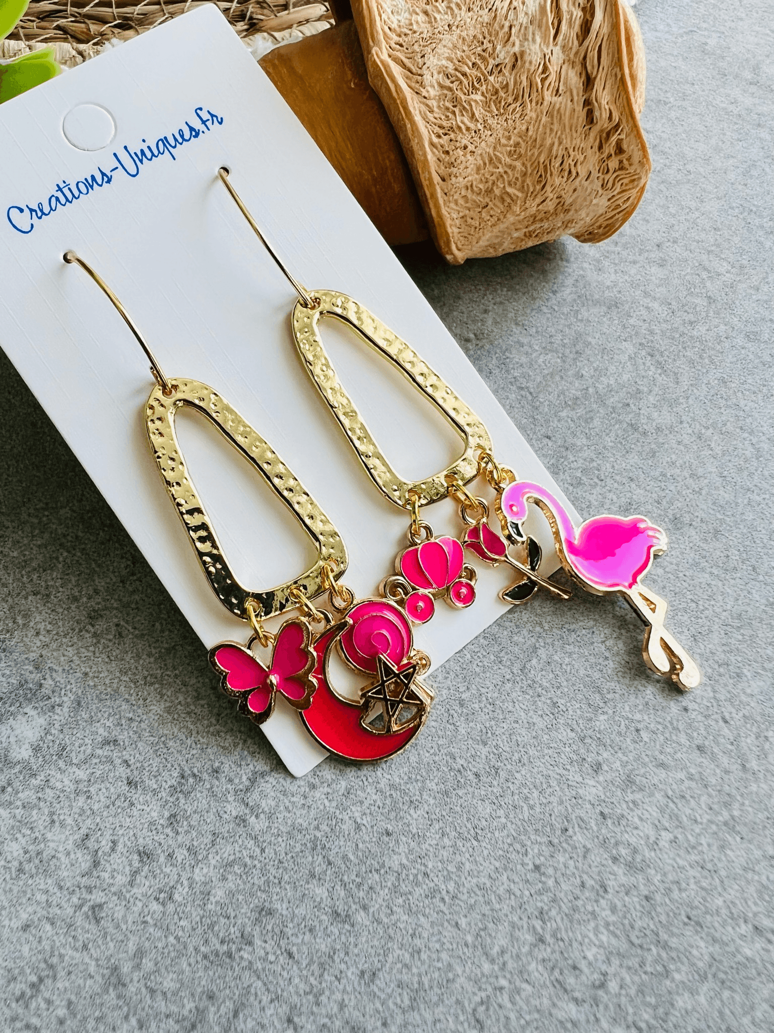Boucles d’oreilles asymétriques MILA pendentifs rose fluo - Créations Uniques - Créations Uniques