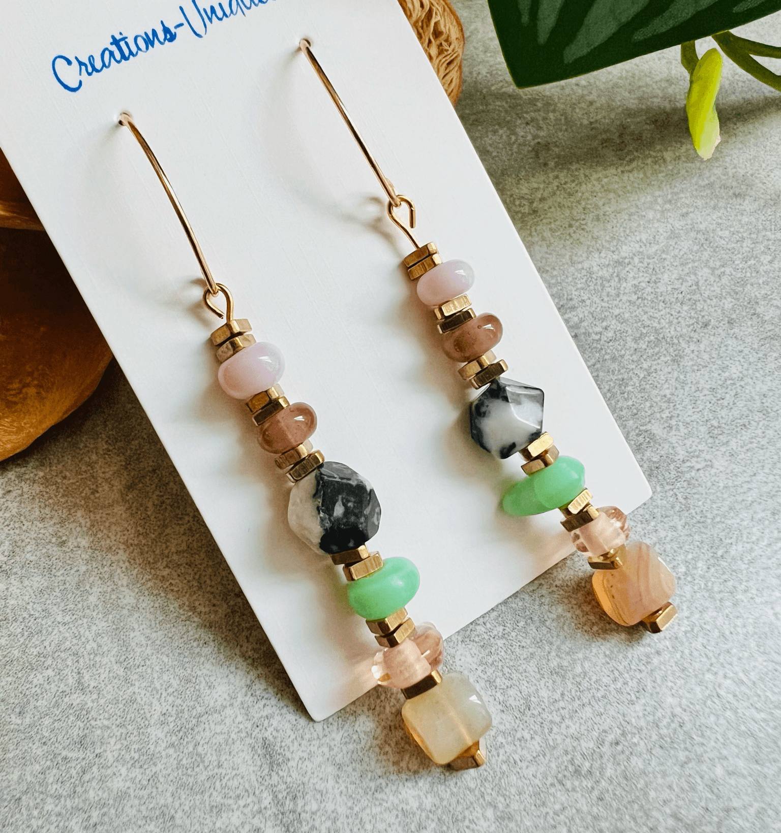 Boucles d’oreilles CARÈNE perles nuances de marron et touche de vert - Créations Uniques - Créations Uniques