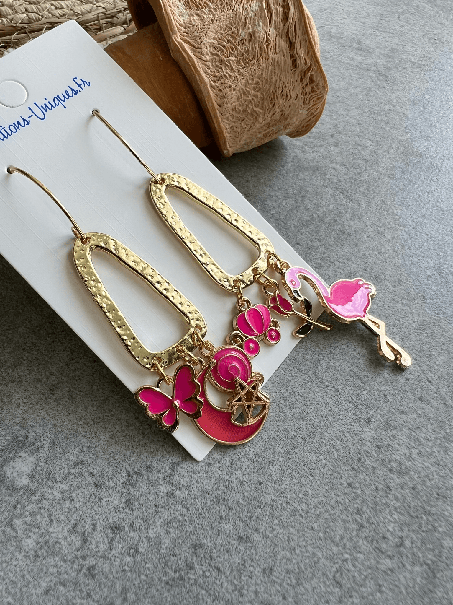 Boucles d’oreilles asymétriques MILA pendentifs rose fluo - Créations Uniques - Créations Uniques