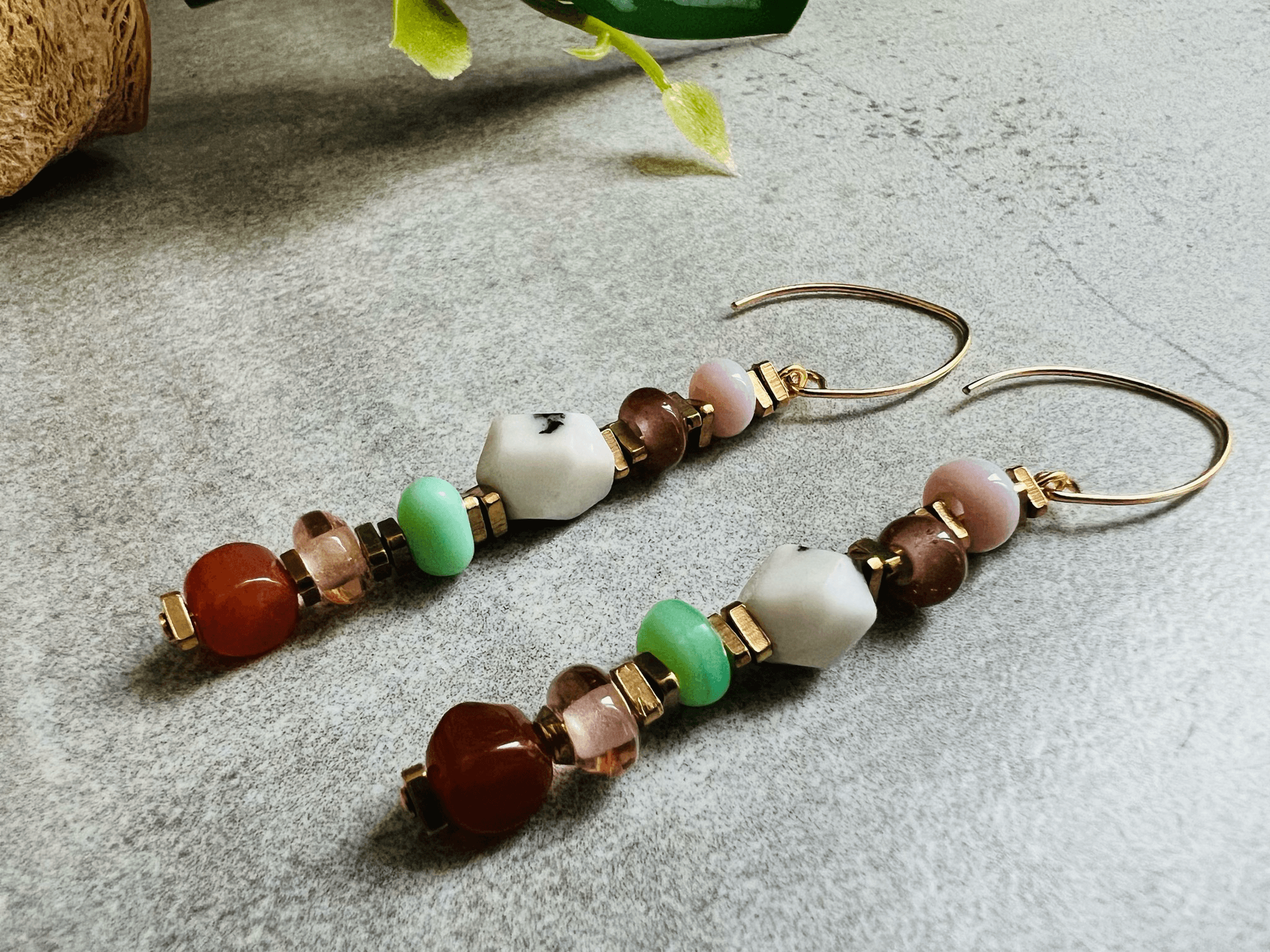 Boucles d’oreilles CARÈNE perles nuances de marron et touche de vert - Créations Uniques - Créations Uniques