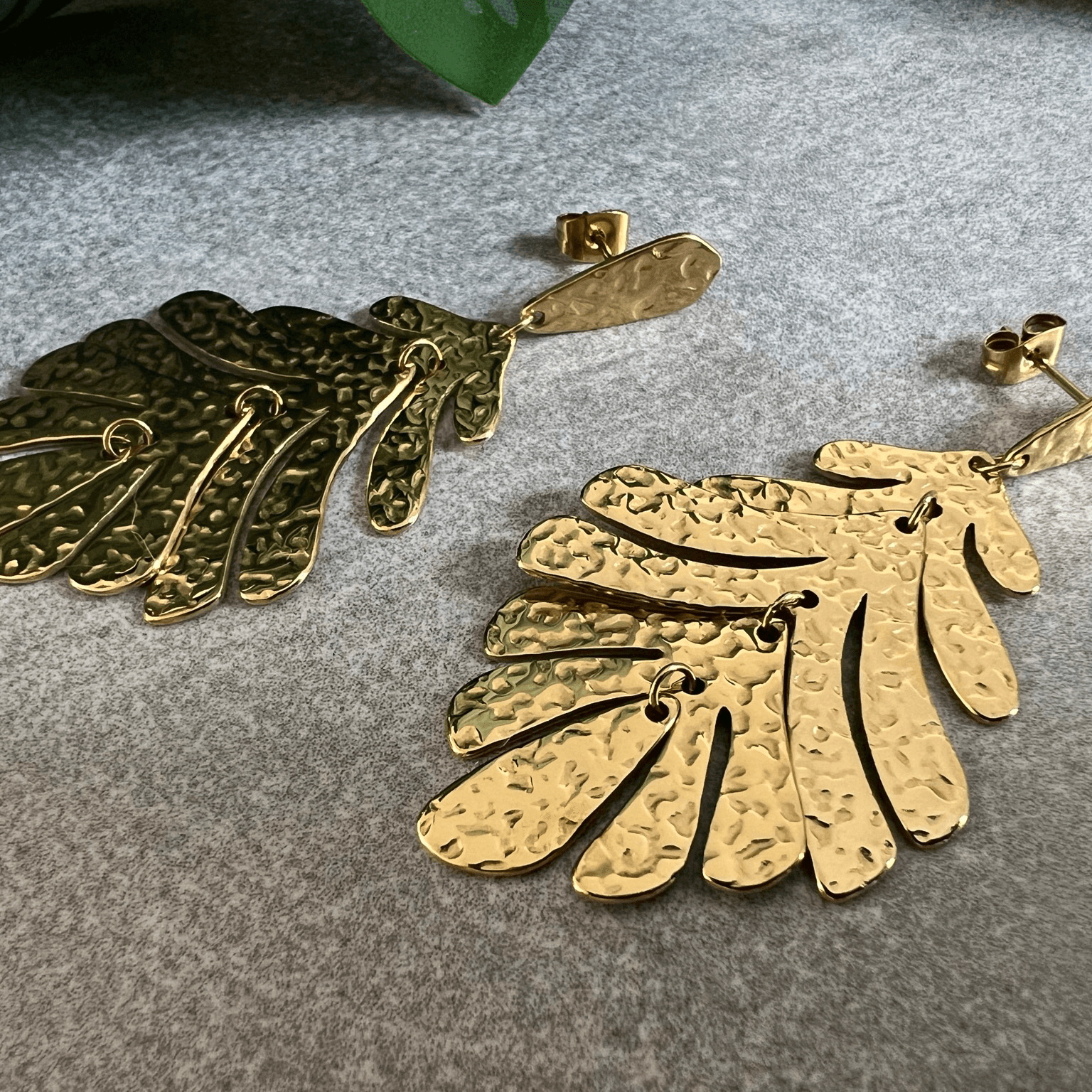Boucles d’oreilles KAISSY feuilles dorées articulées - Créations Uniques