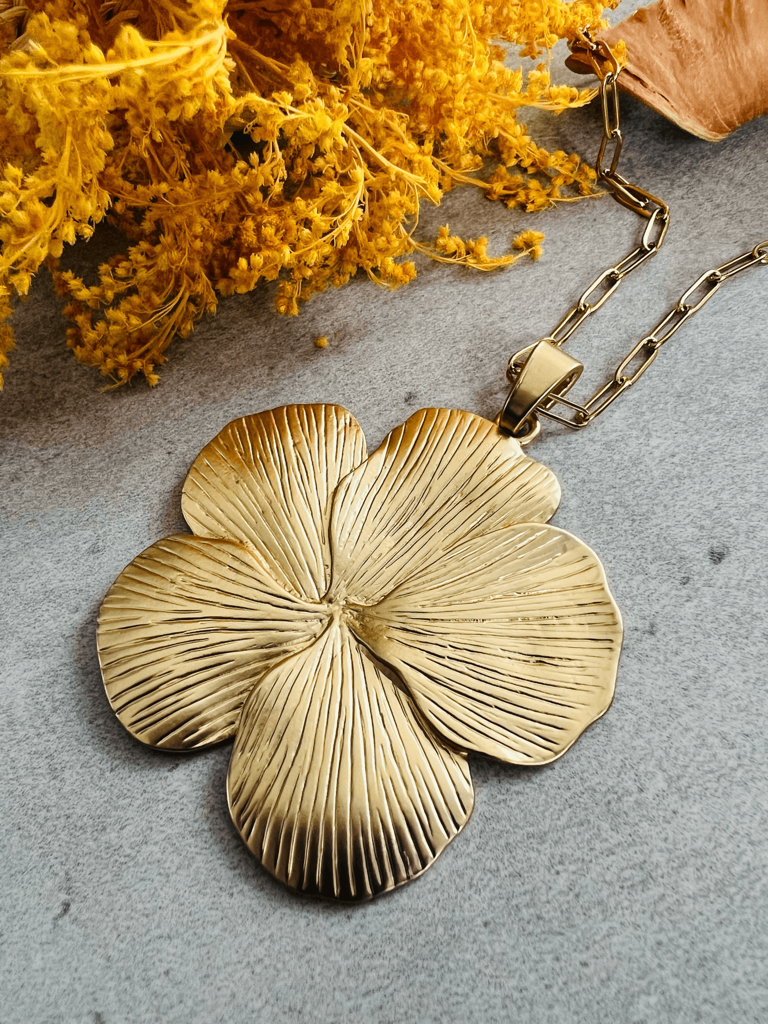 Collier LAURE gros pendentif fleur dorée - Créations Uniques - Créations Uniques