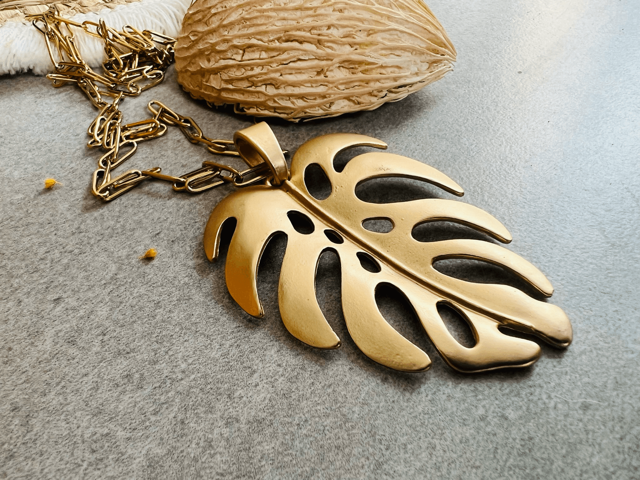 Collier BORA-BORA gros pendentif doré feuille tropicale - Créations Uniques