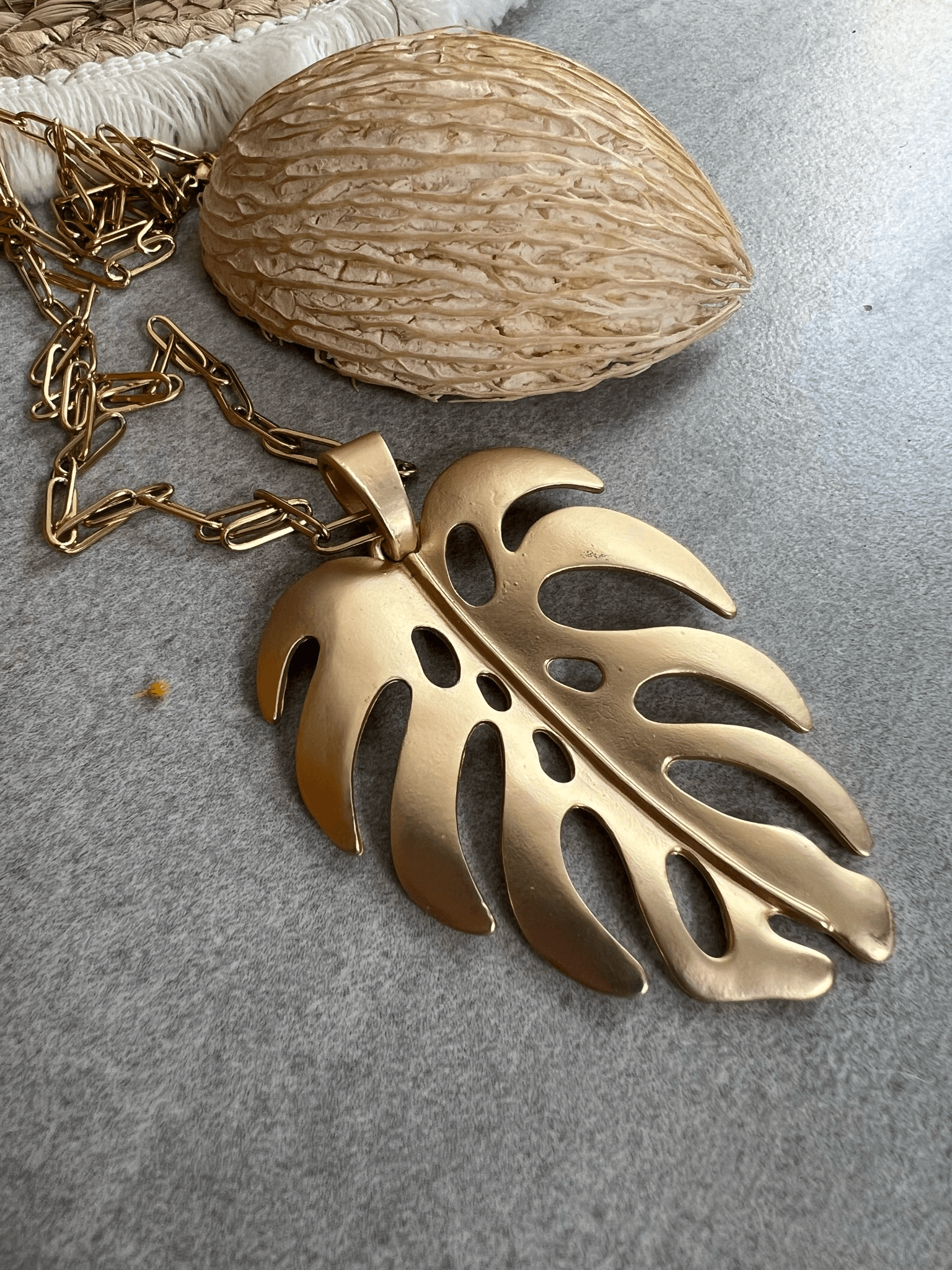 Collier BORA-BORA gros pendentif doré feuille tropicale - Créations Uniques