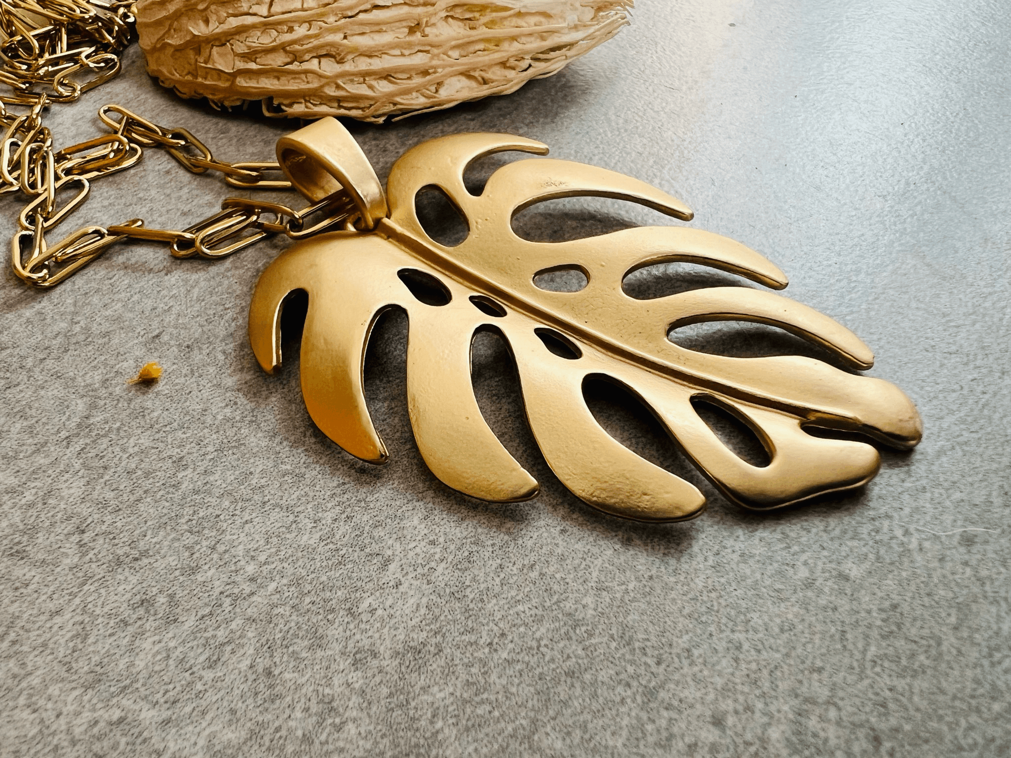 Collier BORA-BORA gros pendentif doré feuille tropicale - Créations Uniques