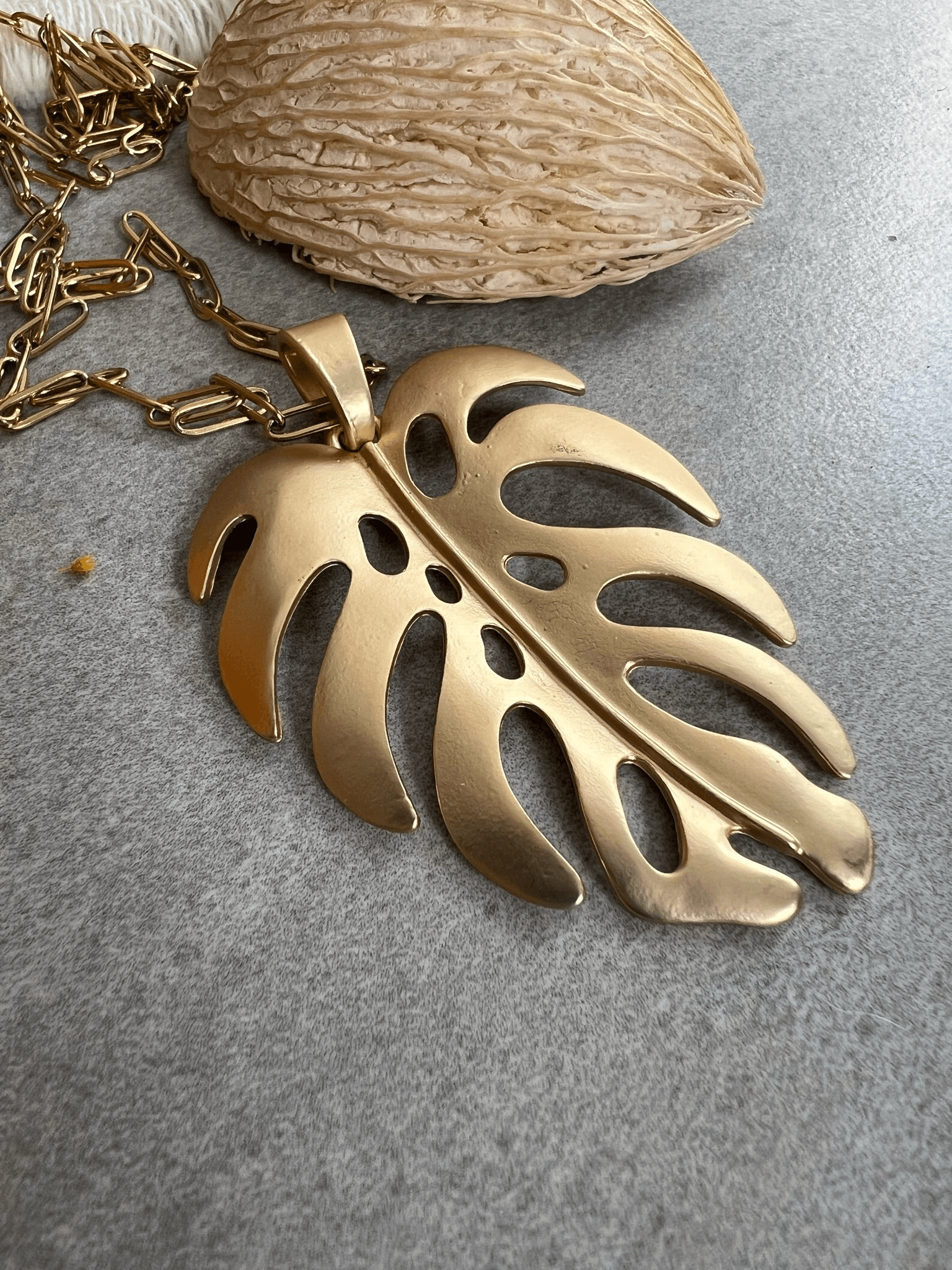 Collier BORA-BORA gros pendentif doré feuille tropicale - Créations Uniques