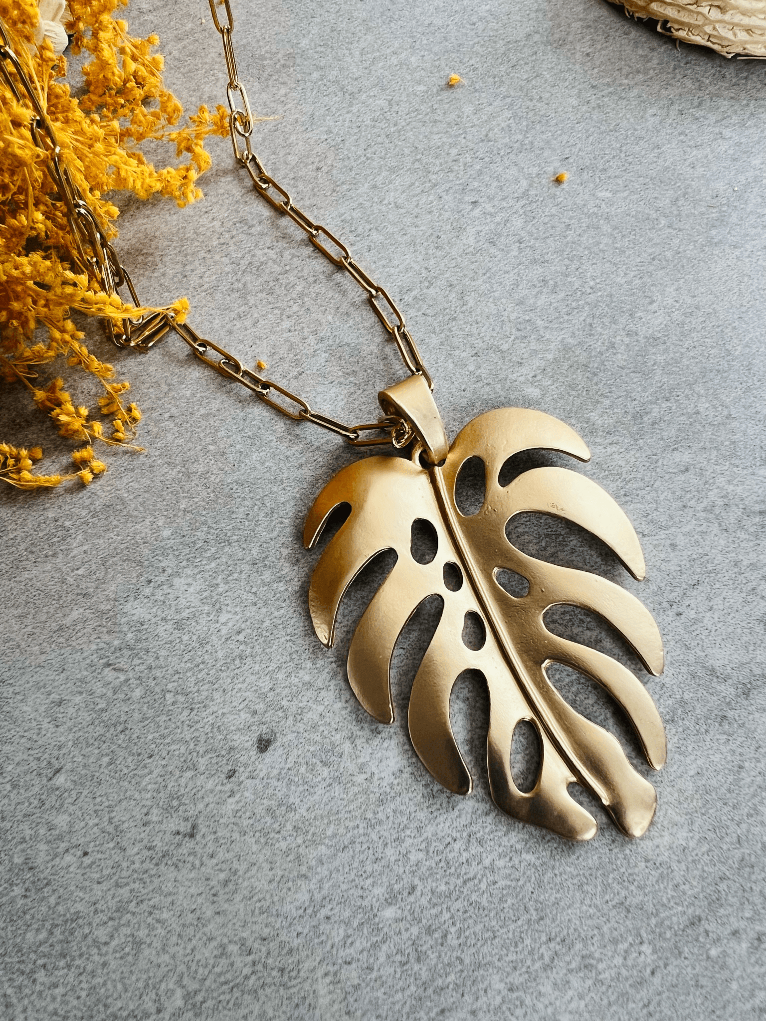 Collier BORA-BORA gros pendentif doré feuille tropicale - Créations Uniques