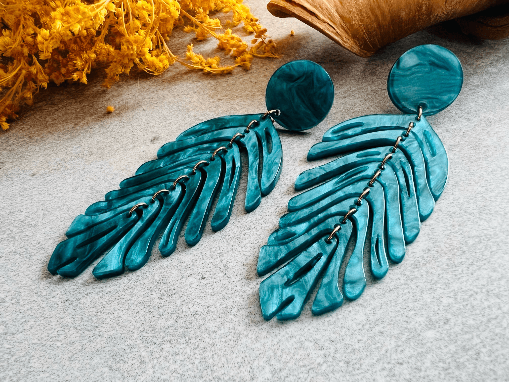 Boucles d’oreilles CHRISTABEL feuilles articulées résine bleues - Créations Uniques