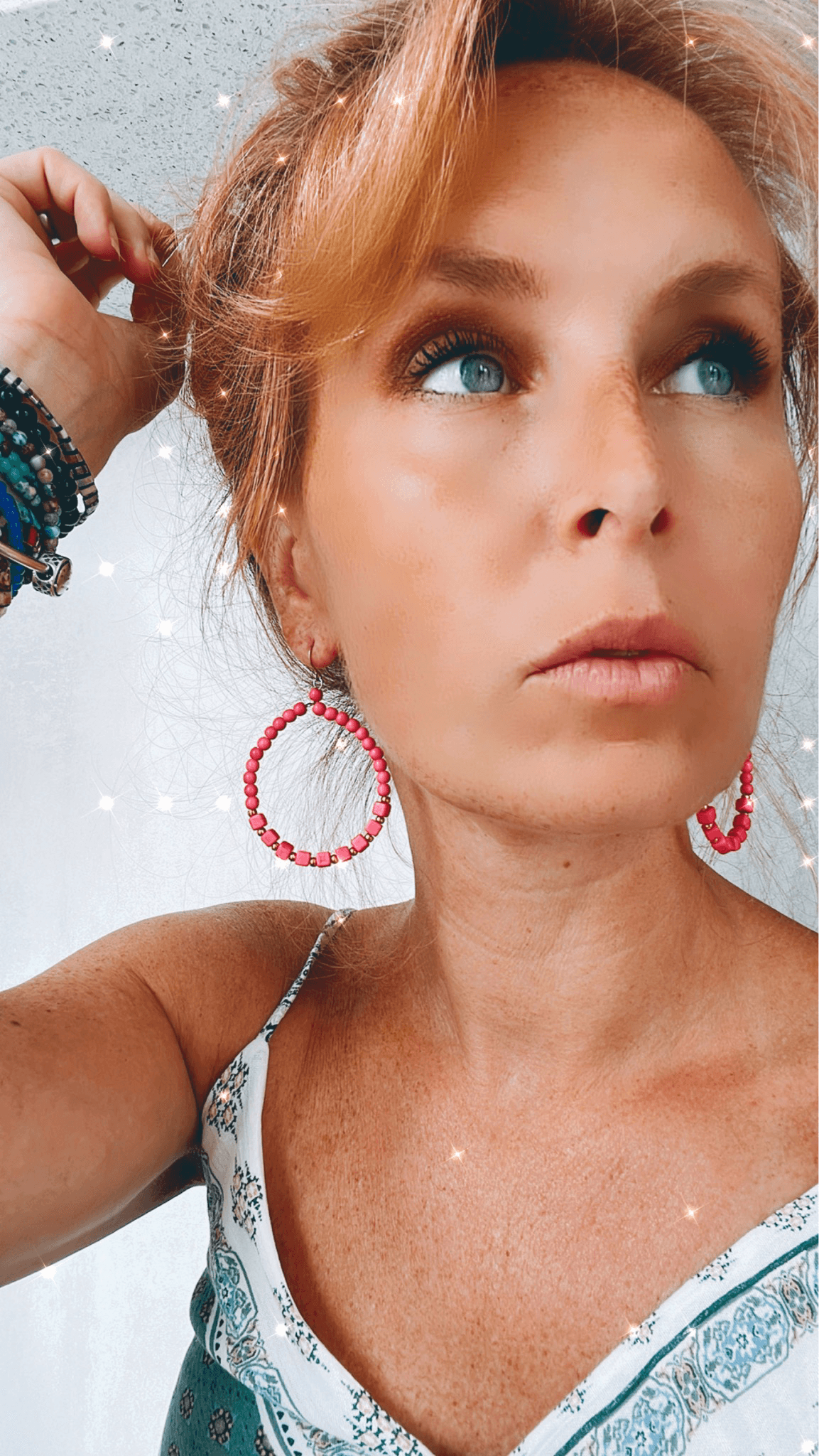 Boucles d’oreilles MAÏLYS perles rondes et cubes rose flashy - Créations Uniques - Créations Uniques