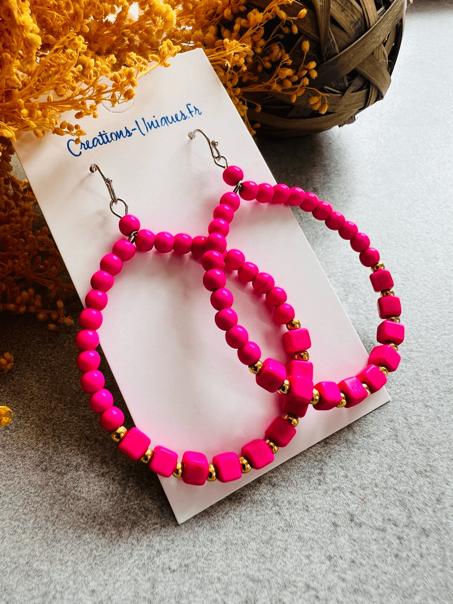 Boucles d’oreilles MAÏLYS perles rondes et cubes rose flashy - Créations Uniques - Créations Uniques