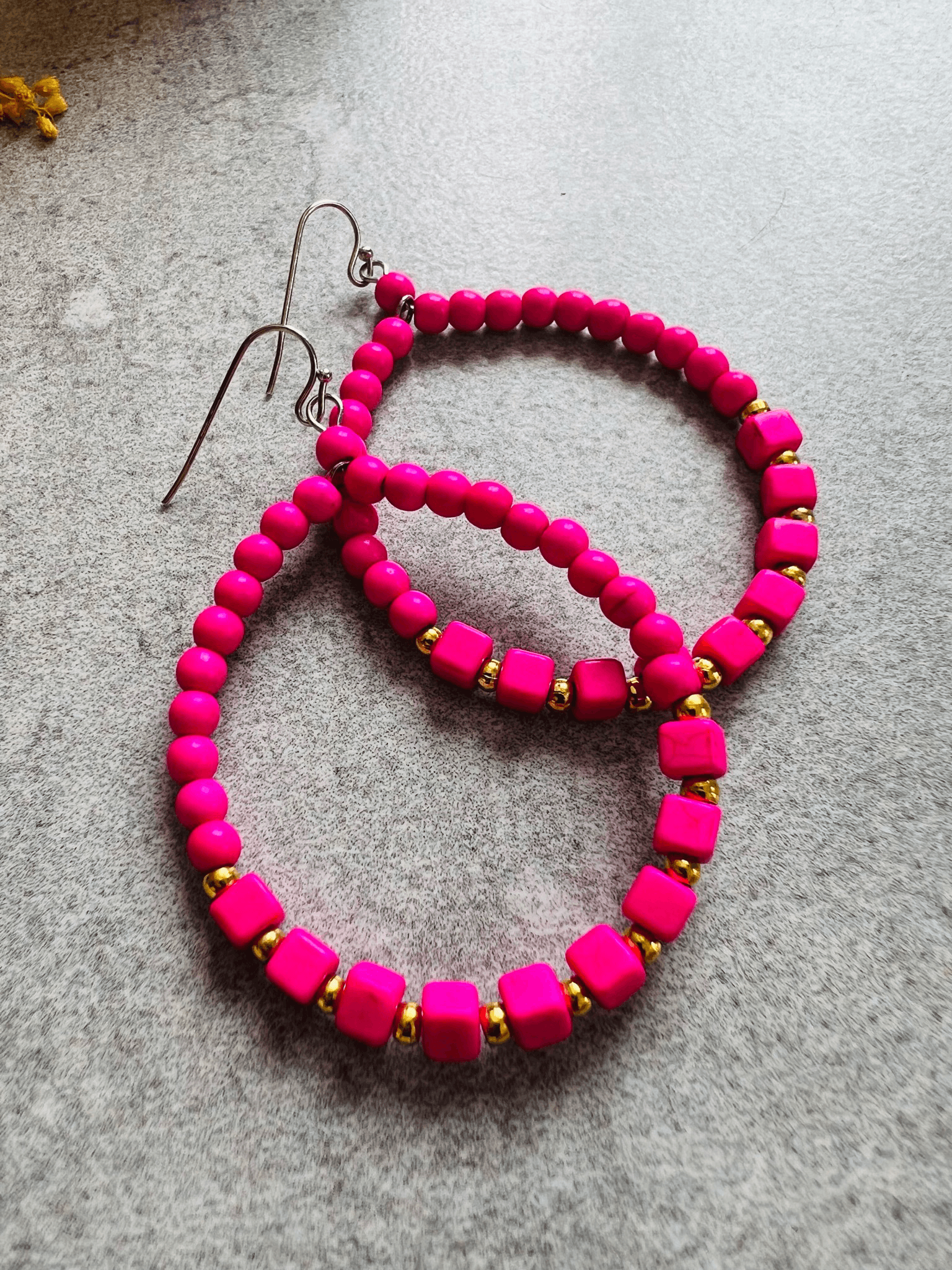 Boucles d’oreilles MAÏLYS perles rondes et cubes rose flashy - Créations Uniques - Créations Uniques