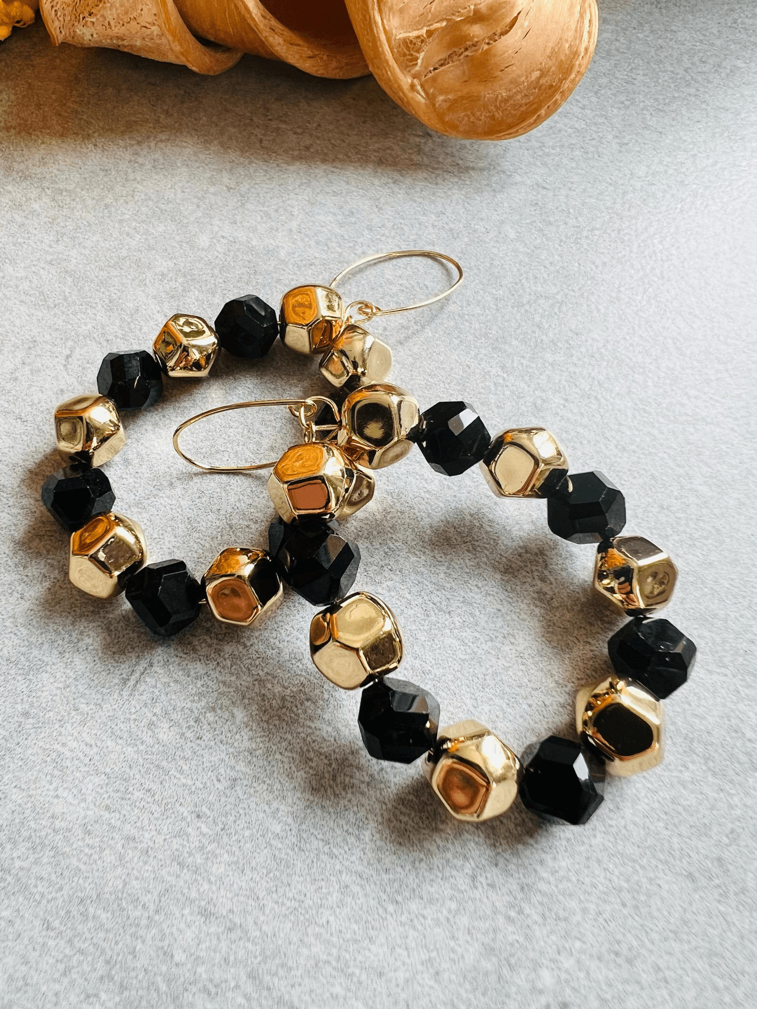 Boucles d’oreilles BELLE - perles noires et dorées - Créations Uniques