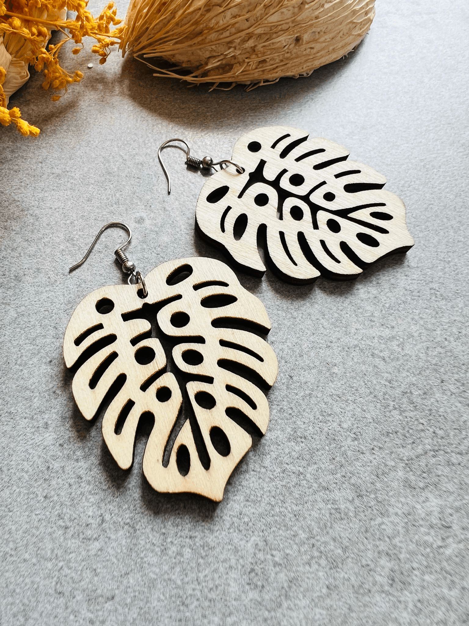 Boucles d’oreilles LYANNA feuilles tropicales bois beige - Créations Uniques