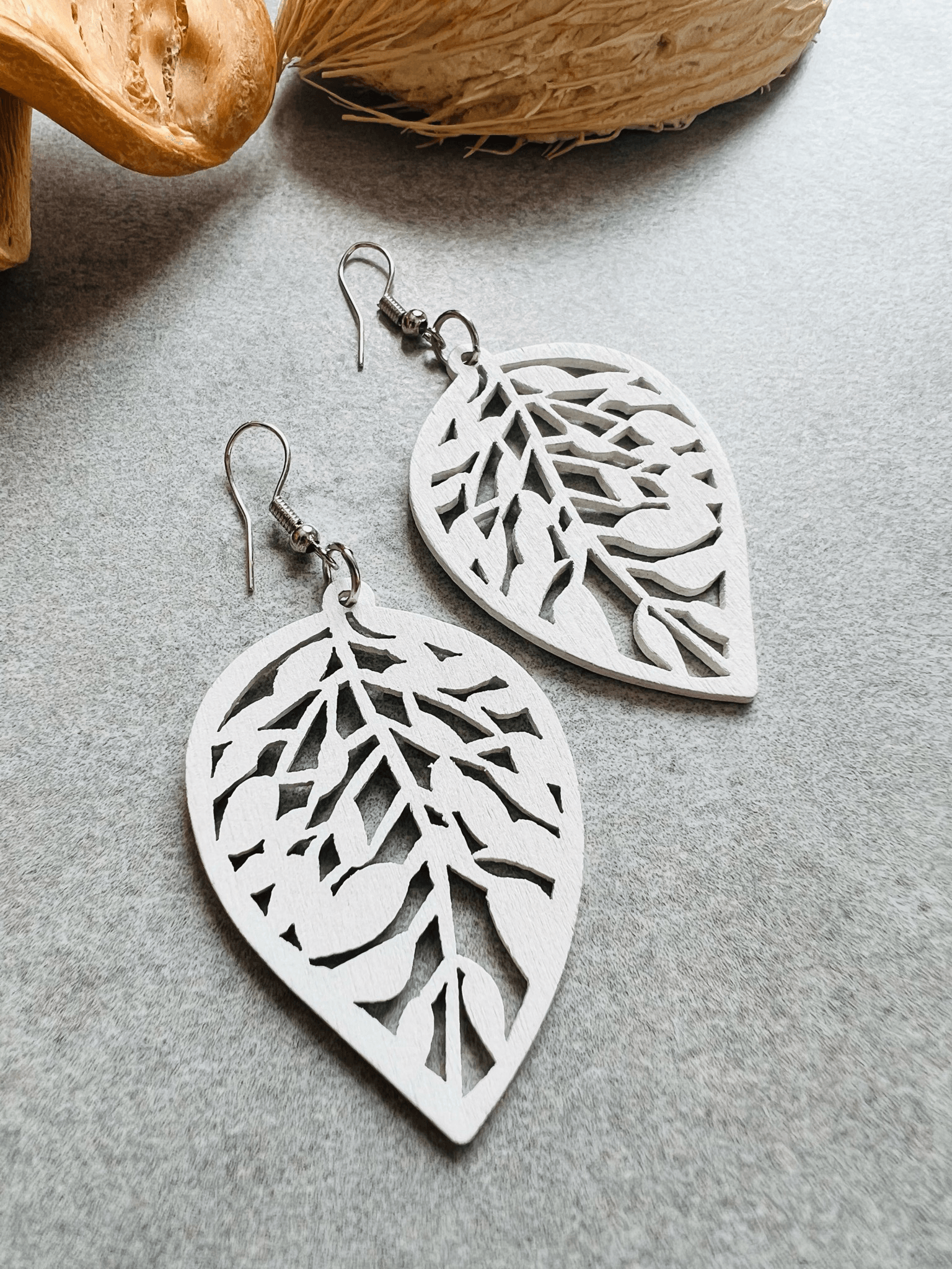 Boucles d’oreilles EMELINE feuilles bois blanches - Créations Uniques