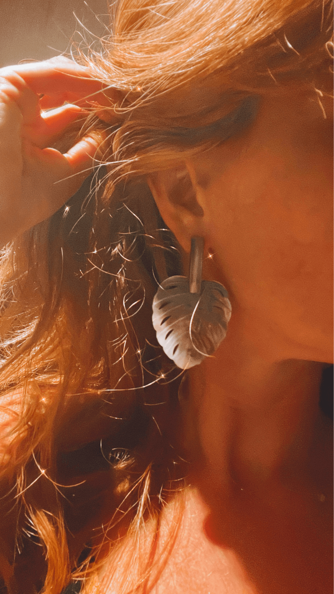 Boucles d’oreilles LOU-ANNE feuilles tropicales nacrées clous dorés rectangles - Créations Uniques