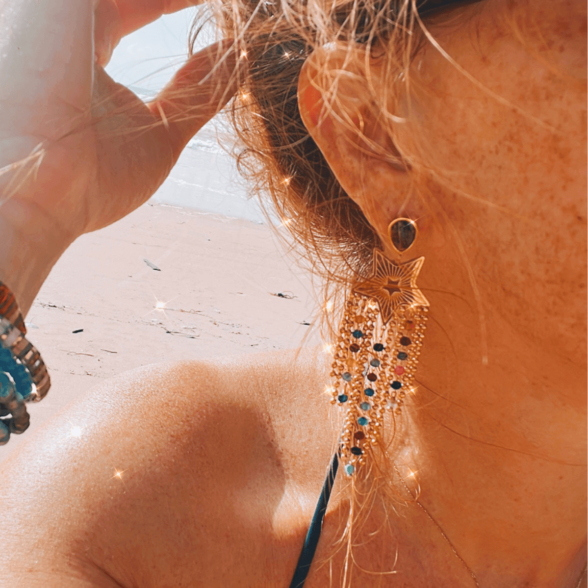 Boucles d’oreilles REGGIE étoiles dorées et perles multicolores - Créations Uniques