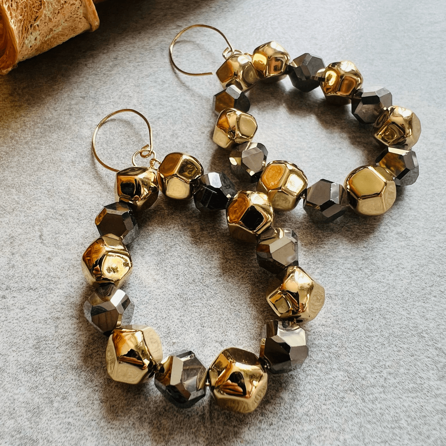 Boucles d’oreilles MOÏRA - perles dorées et anthracite - Créations Uniques