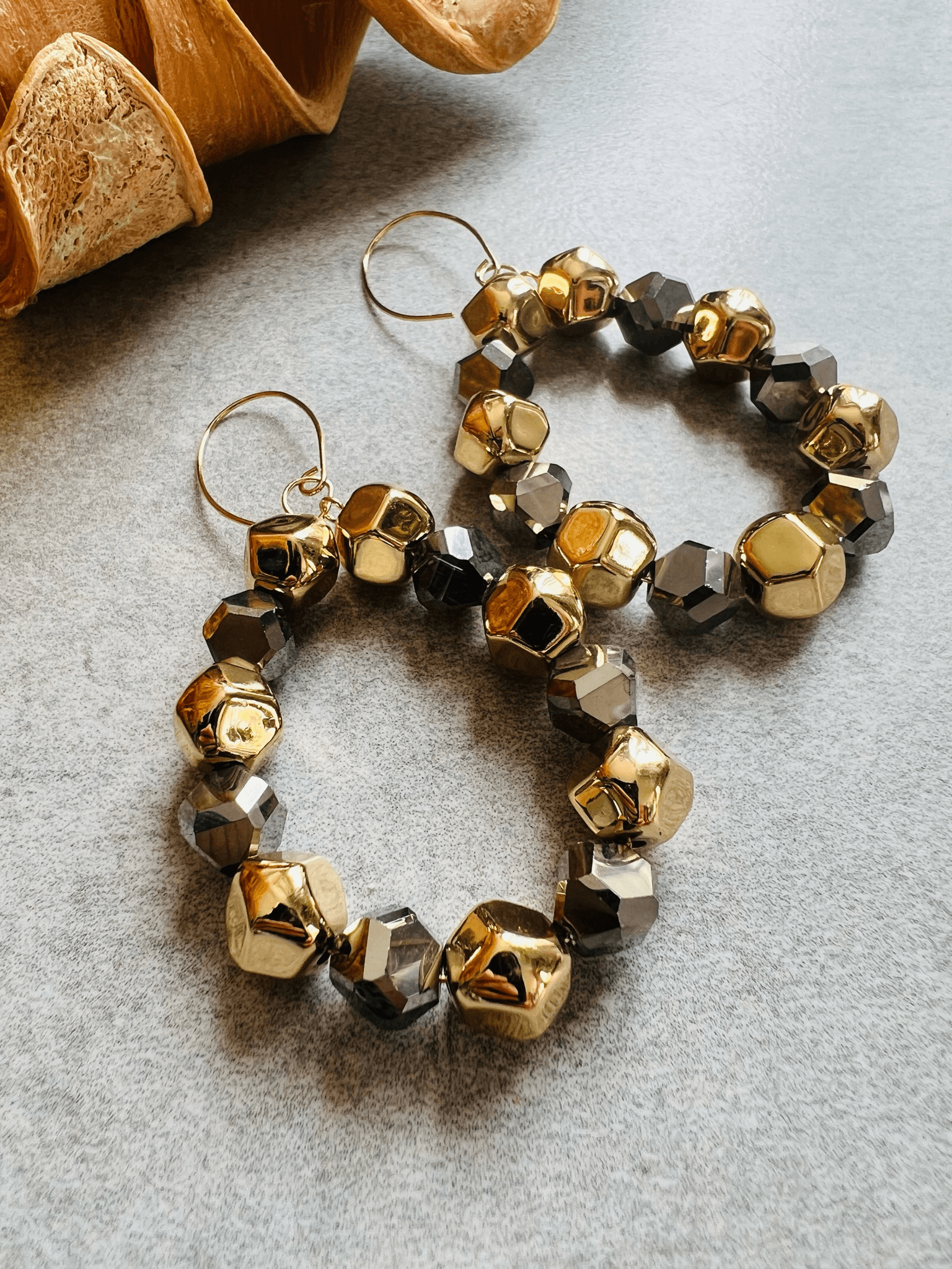 Boucles d’oreilles MOÏRA - perles dorées et anthracite - Créations Uniques