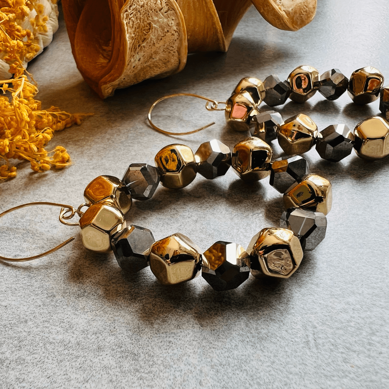 Boucles d’oreilles MOÏRA - perles dorées et anthracite - Créations Uniques