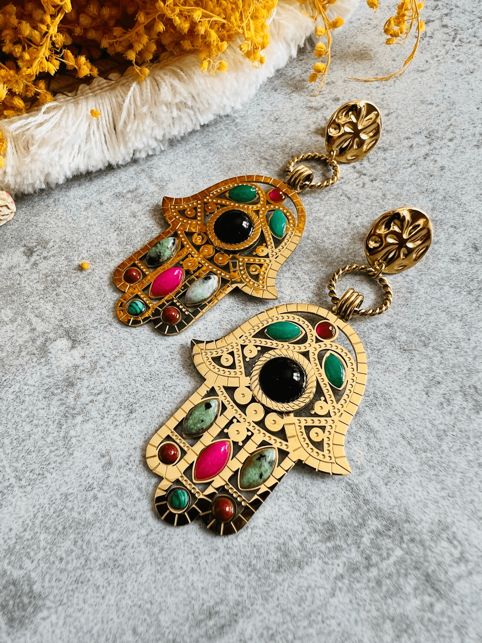 Boucles d’oreilles TALYA main de fatma dorée et touches de couleurs - Créations Uniques