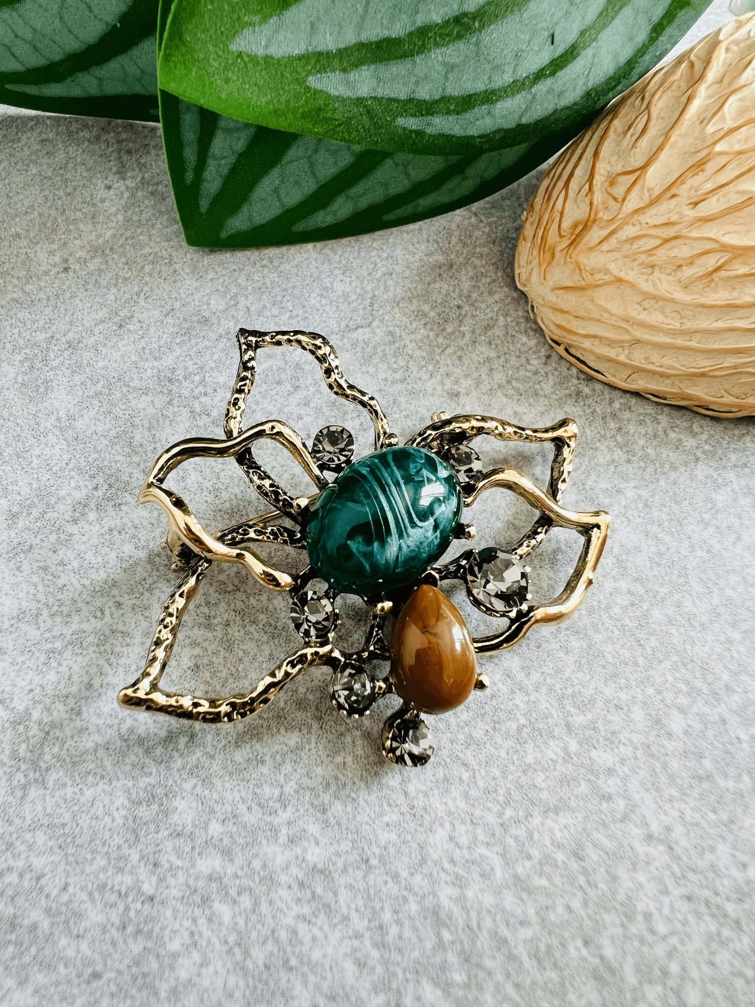 Broche OLYMPE style rétro feuilles et cabochon - Créations Uniques