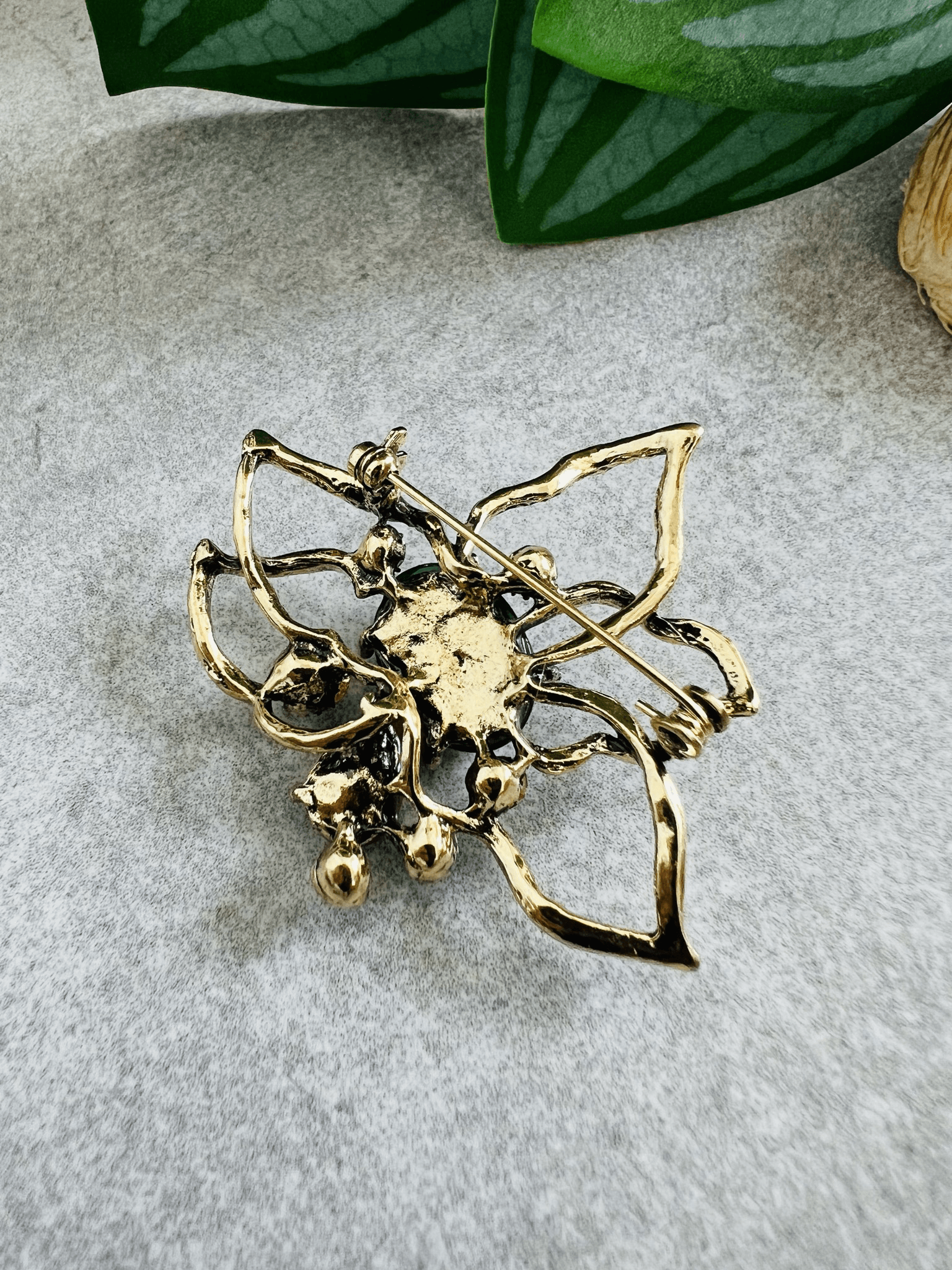 Broche OLYMPE style rétro feuilles et cabochon - Créations Uniques