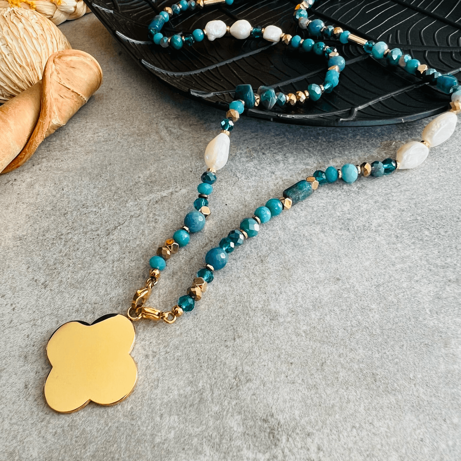 Collier de perles bleues pendentif doré TATYANA - Créations Uniques