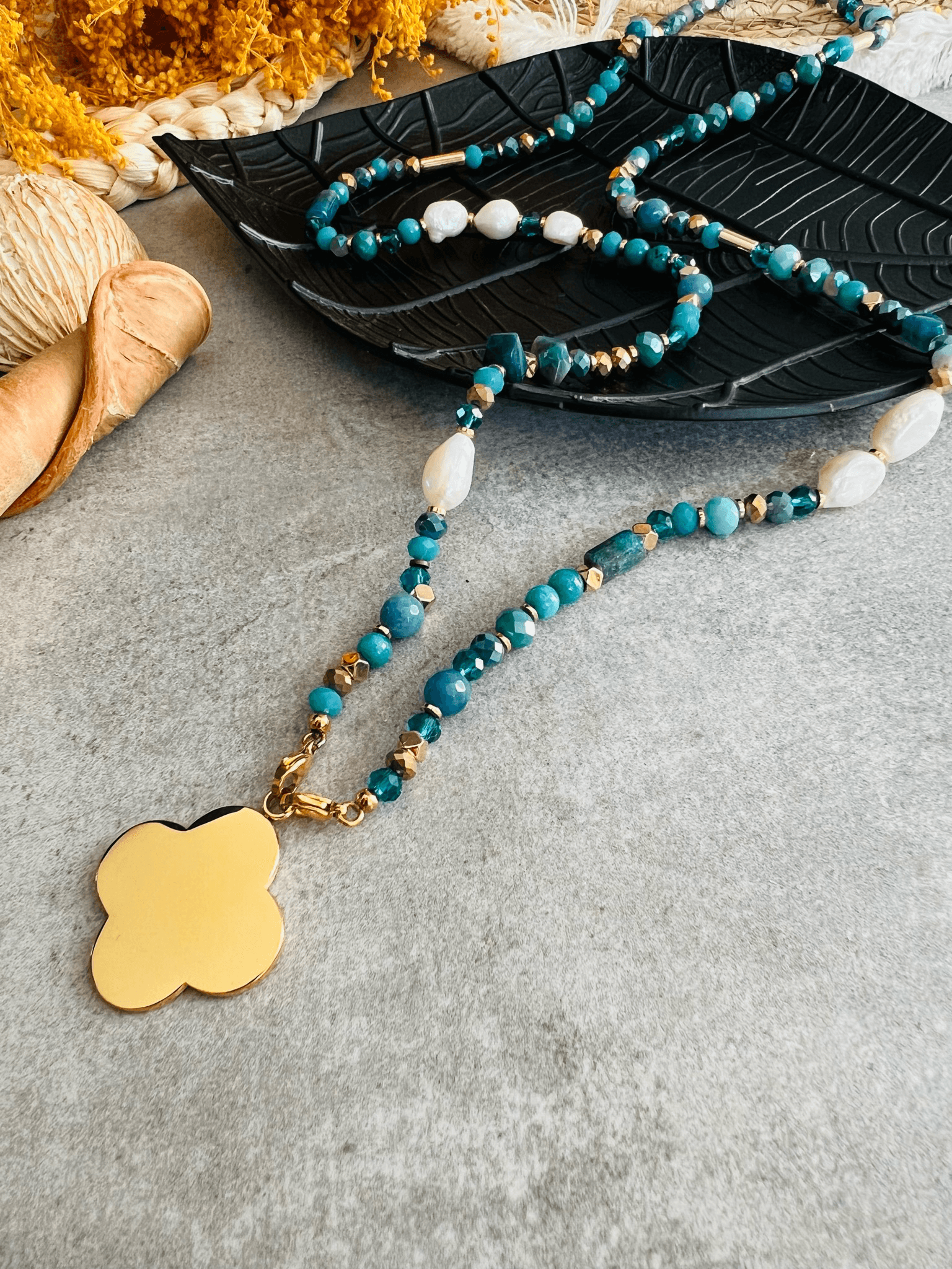 Collier de perles bleues pendentif doré TATYANA - Créations Uniques