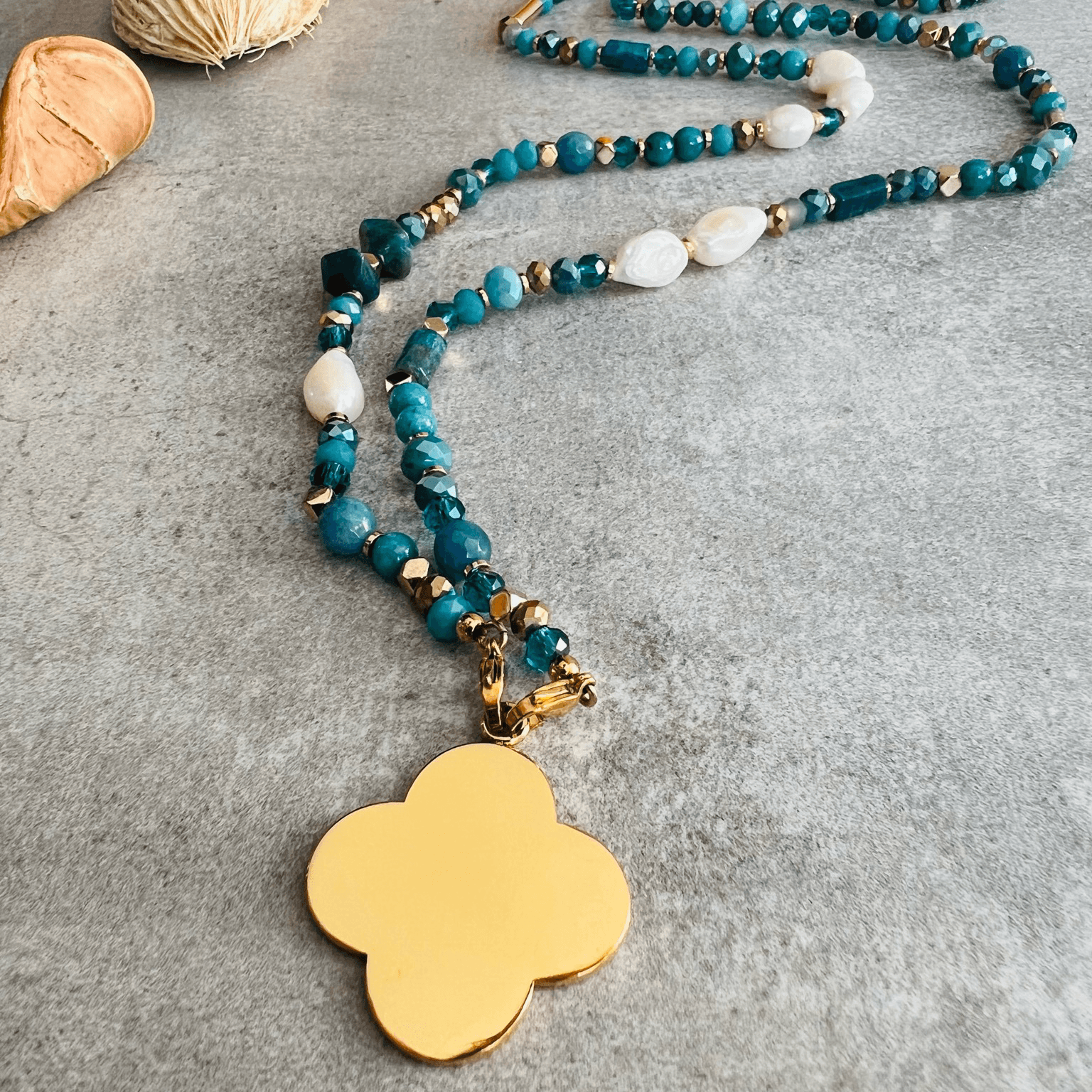 Collier de perles bleues pendentif doré TATYANA - Créations Uniques