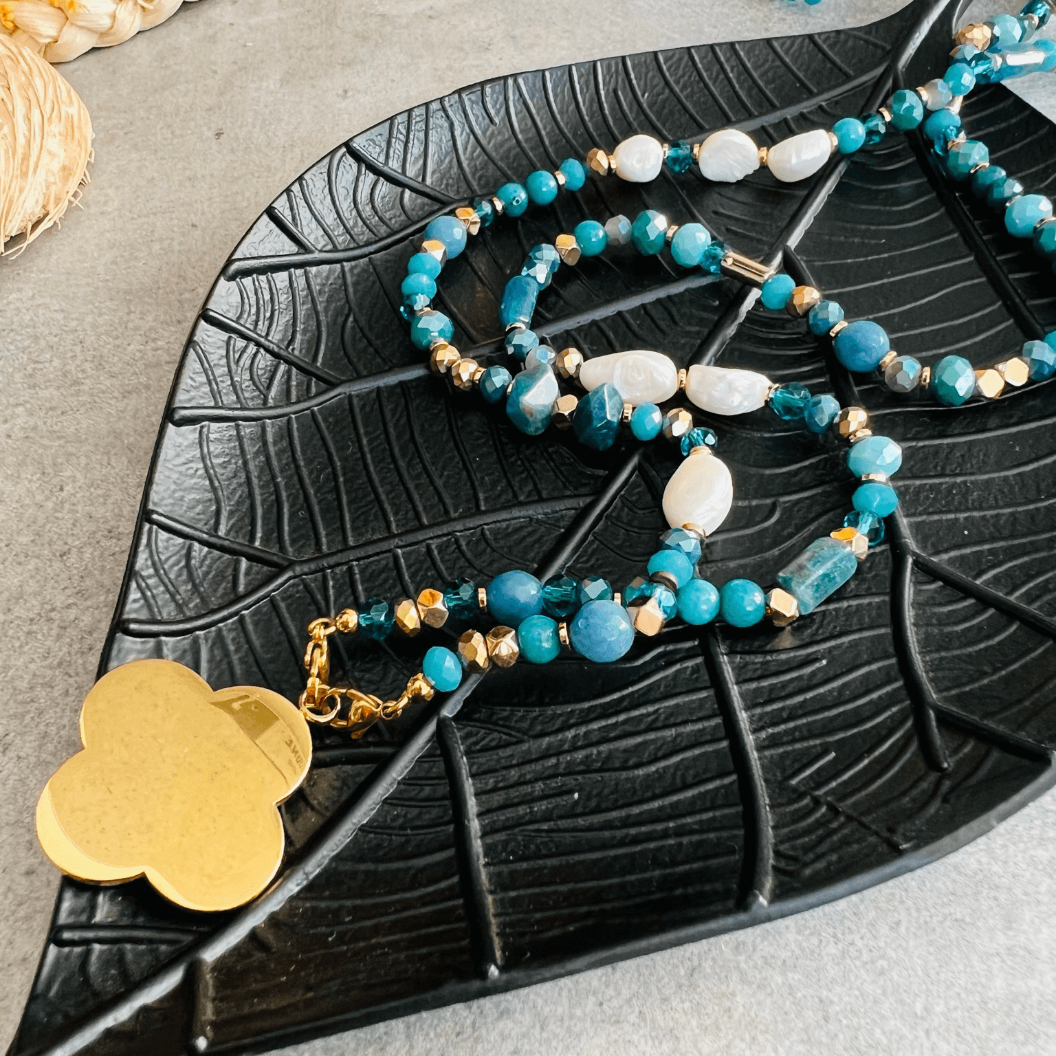 Collier de perles bleues pendentif doré TATYANA - Créations Uniques