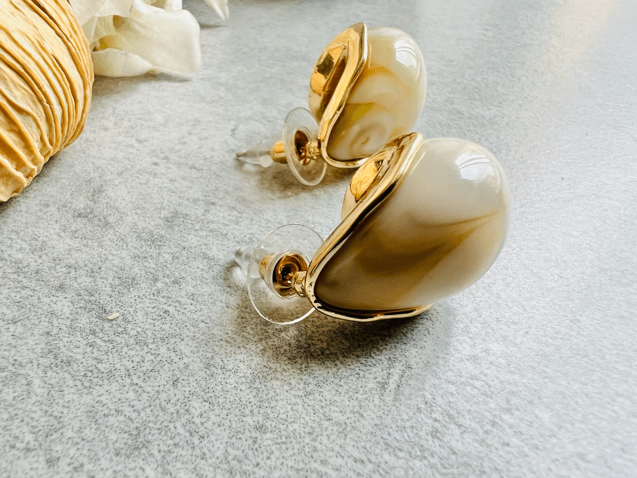 Boucles d’oreilles petites gouttes beiges DENISE - Créations Uniques