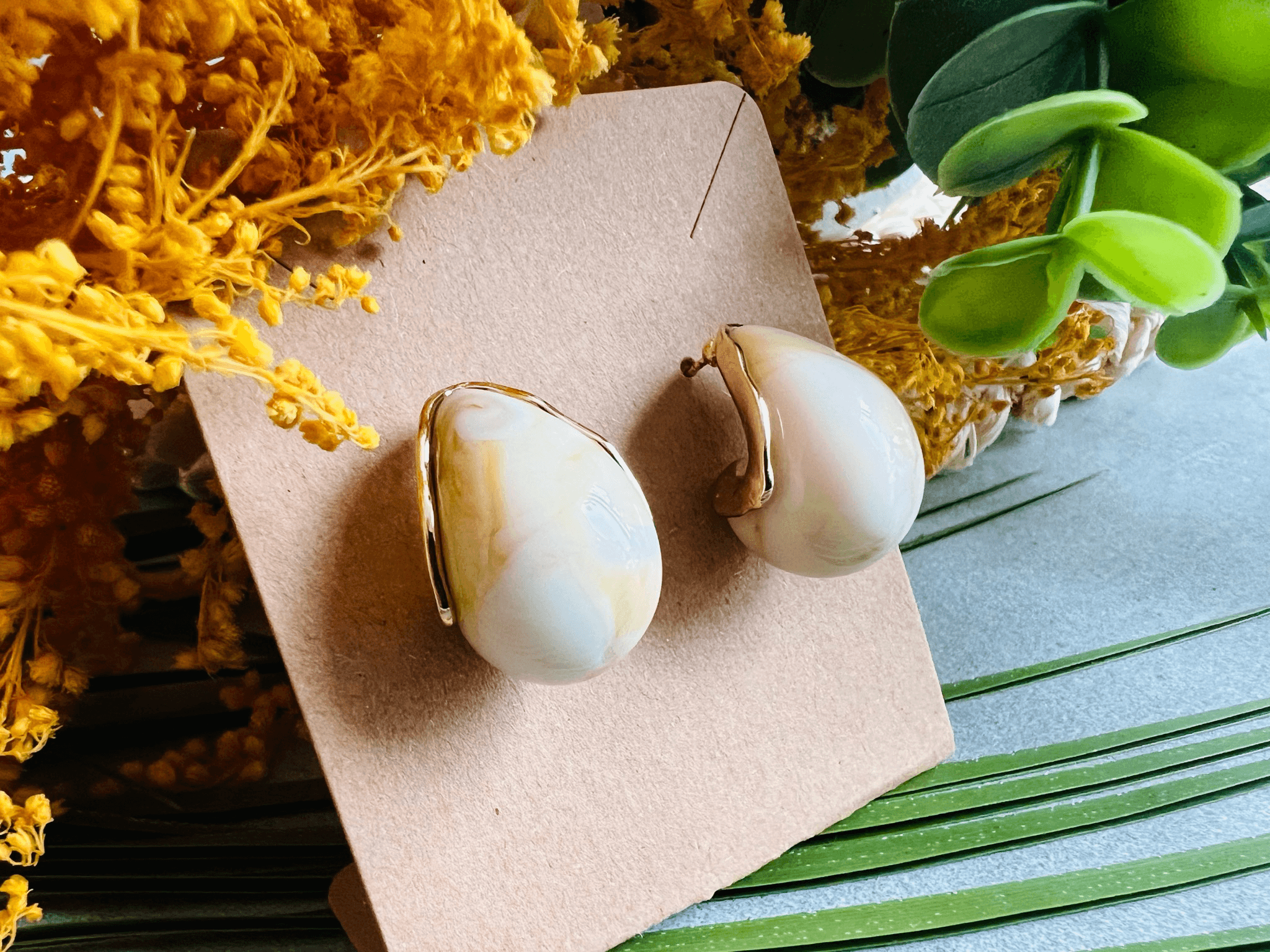 Boucles d’oreilles petites gouttes beiges DENISE - Créations Uniques