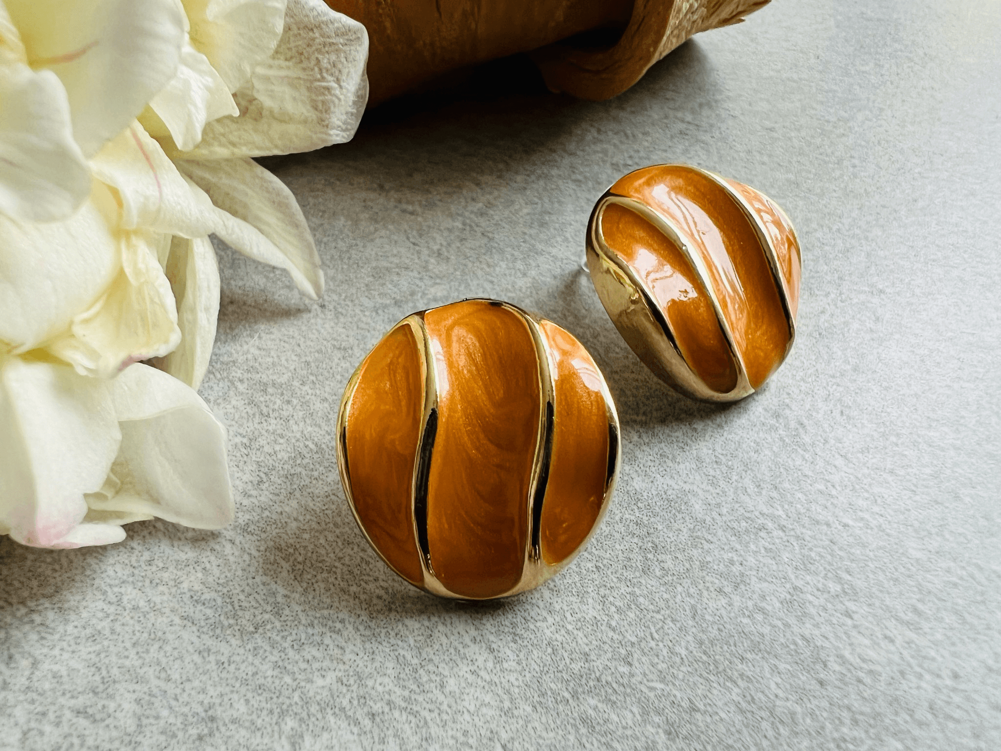 Boucles d’oreilles DAISY chic et courtes couleur moutarde - Créations Uniques