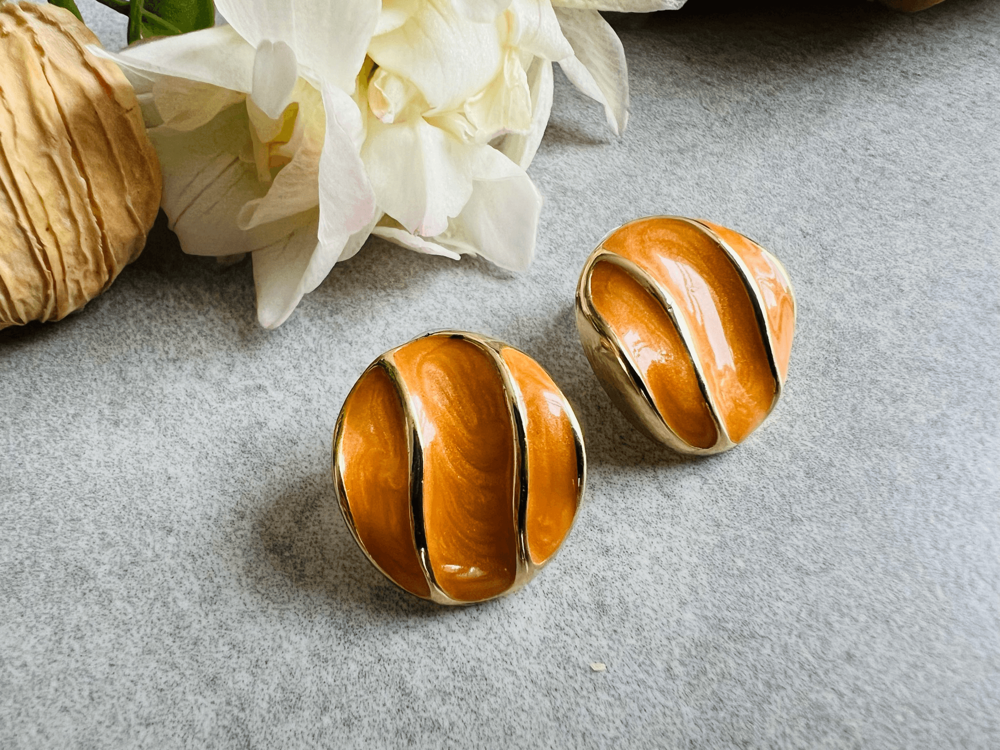 Boucles d’oreilles DAISY chic et courtes couleur moutarde - Créations Uniques