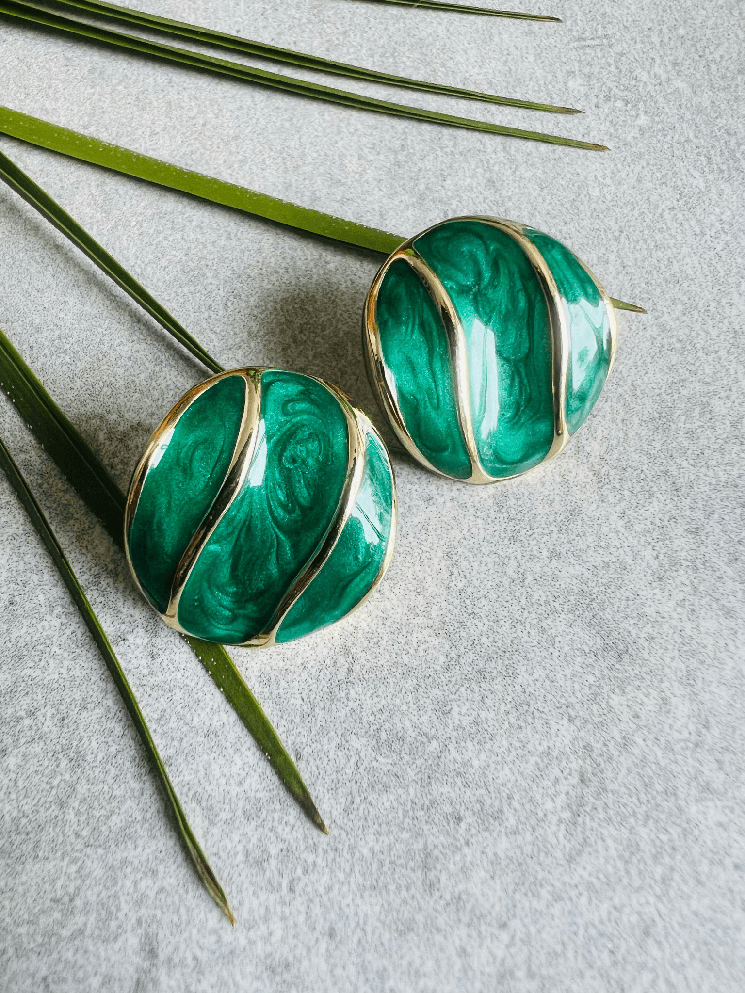 Boucles d’oreilles DAISY chic et courtes couleur vert - Créations Uniques