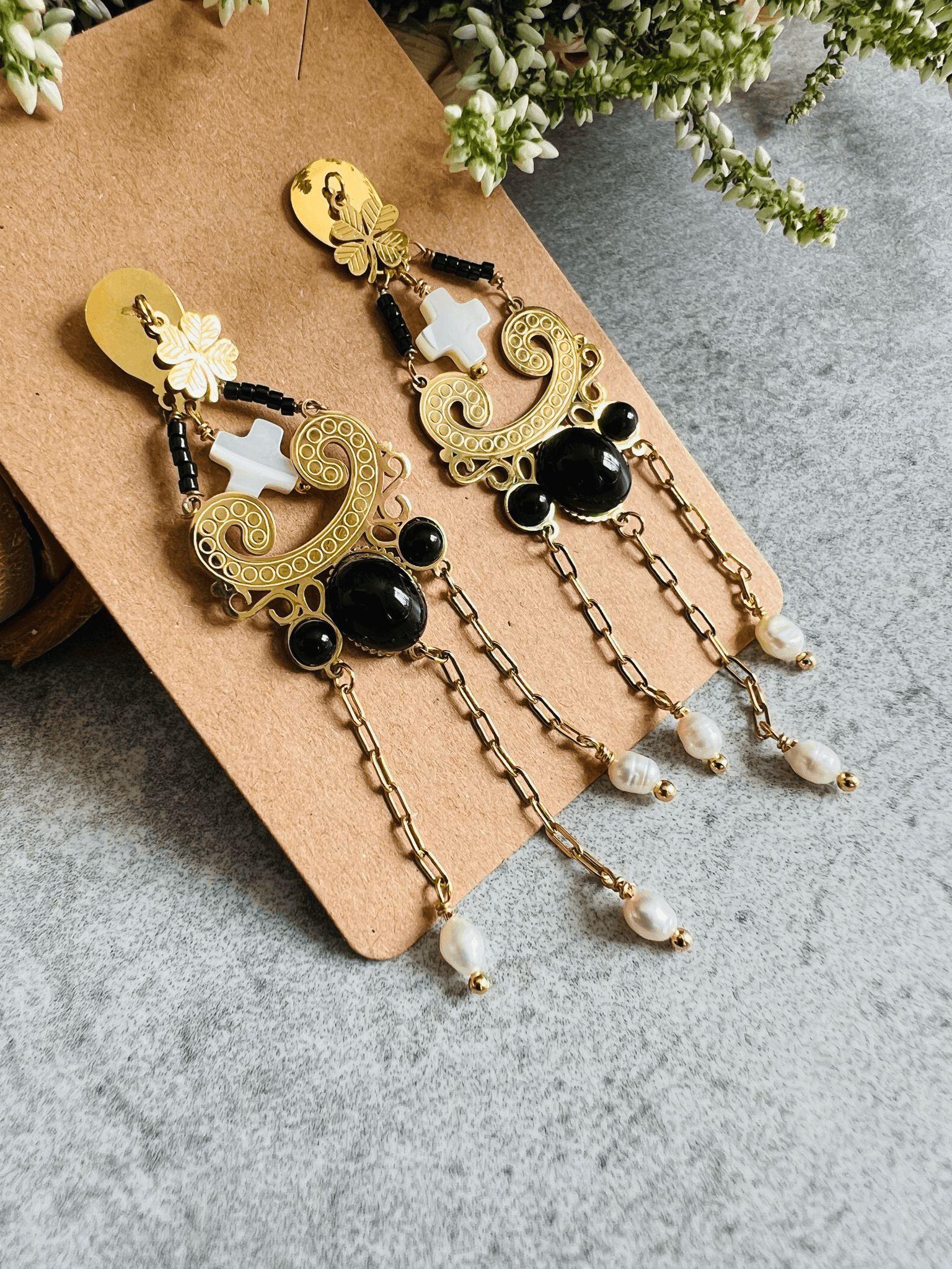 Boucles d’oreilles FELISE chainettes et mini croix blanc nacré - Créations Uniques