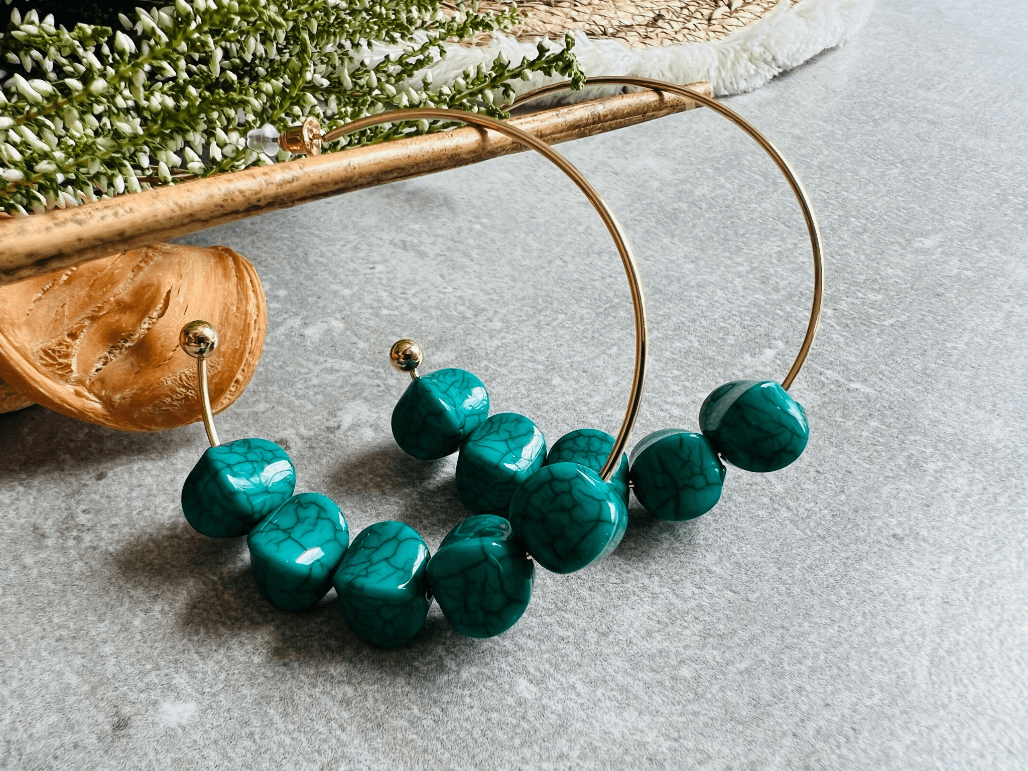 Boucles d’oreilles DONNA anneaux créoles et perles vertes - Créations Uniques - Créations Uniques