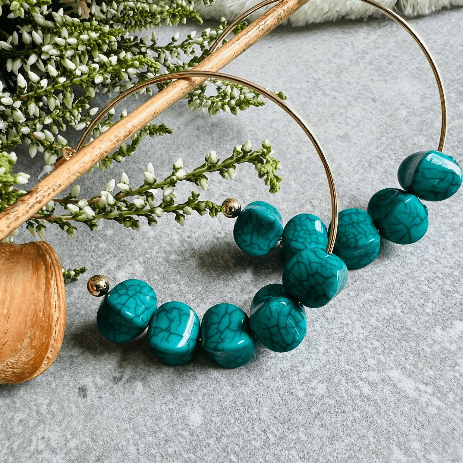 Boucles d’oreilles DONNA anneaux créoles et perles vertes - Créations Uniques - Créations Uniques