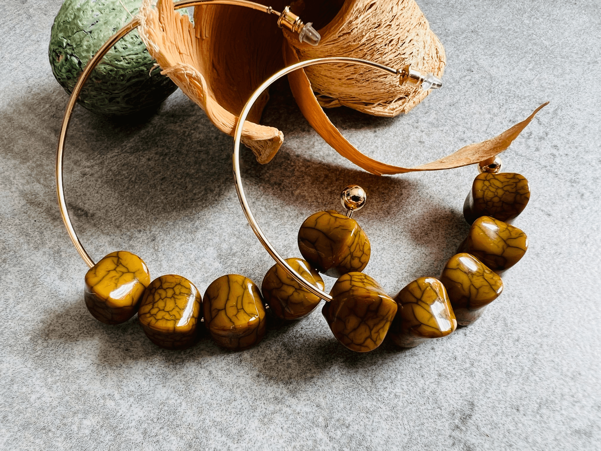 Boucles d’oreilles DONNA anneaux créoles et perles ocre - Créations Uniques - Créations Uniques