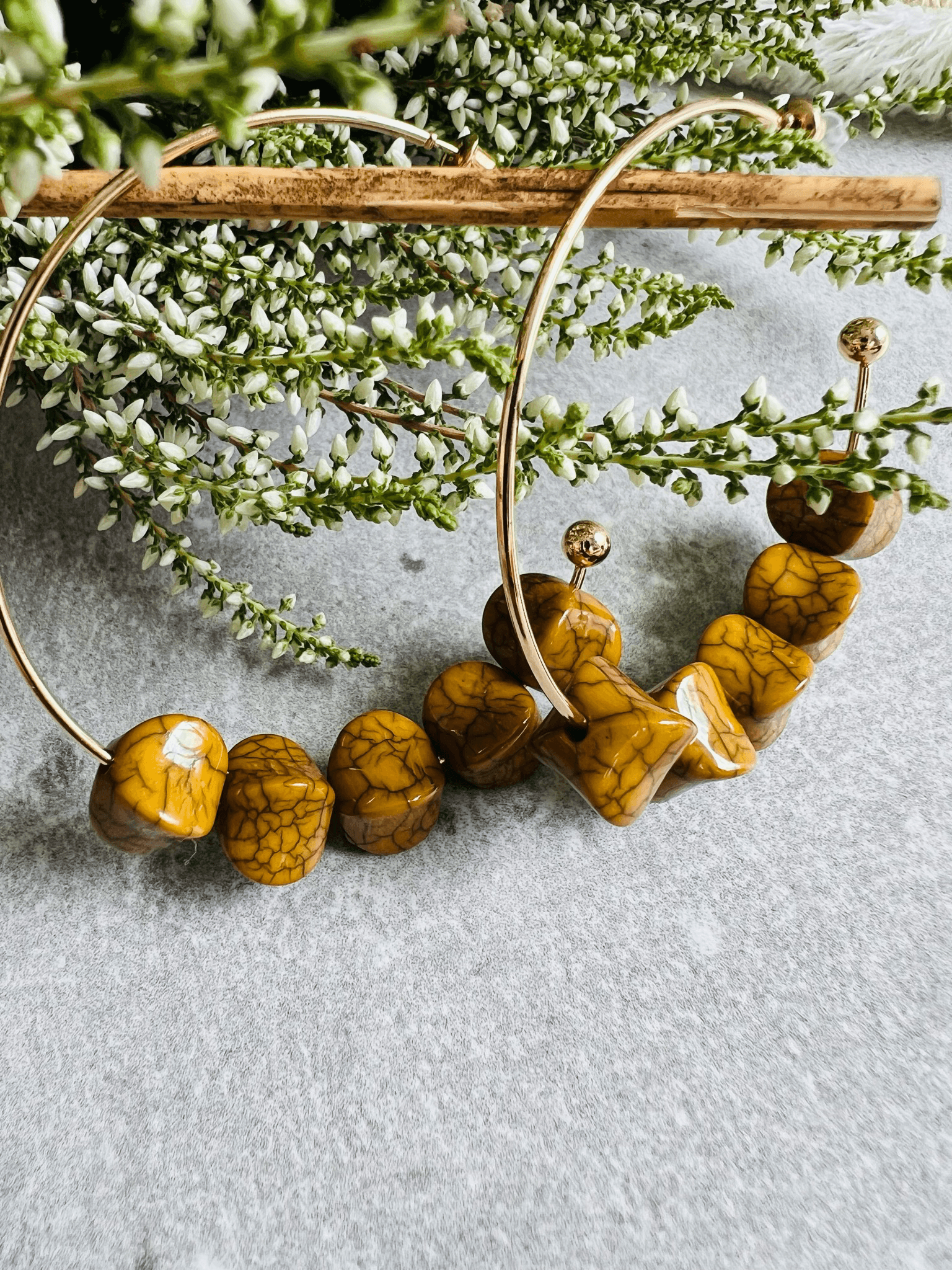 Boucles d’oreilles DONNA anneaux créoles et perles ocre - Créations Uniques - Créations Uniques