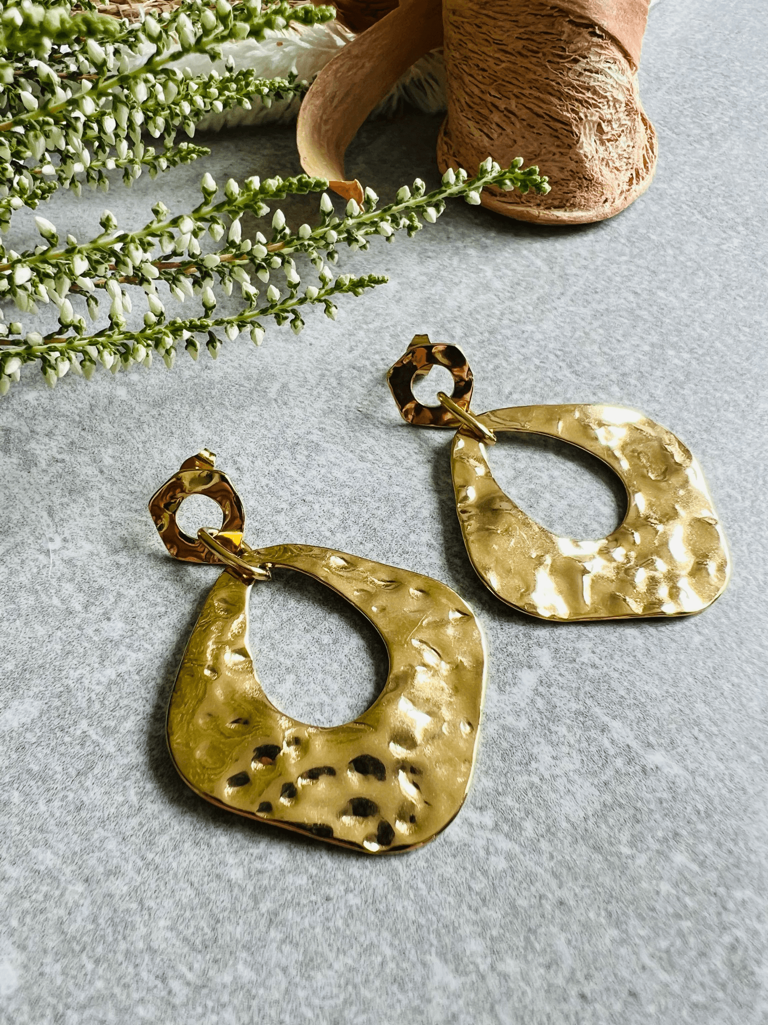 Boucles d’oreilles chic FAUSTINE losanges dorés martelés - Créations Uniques