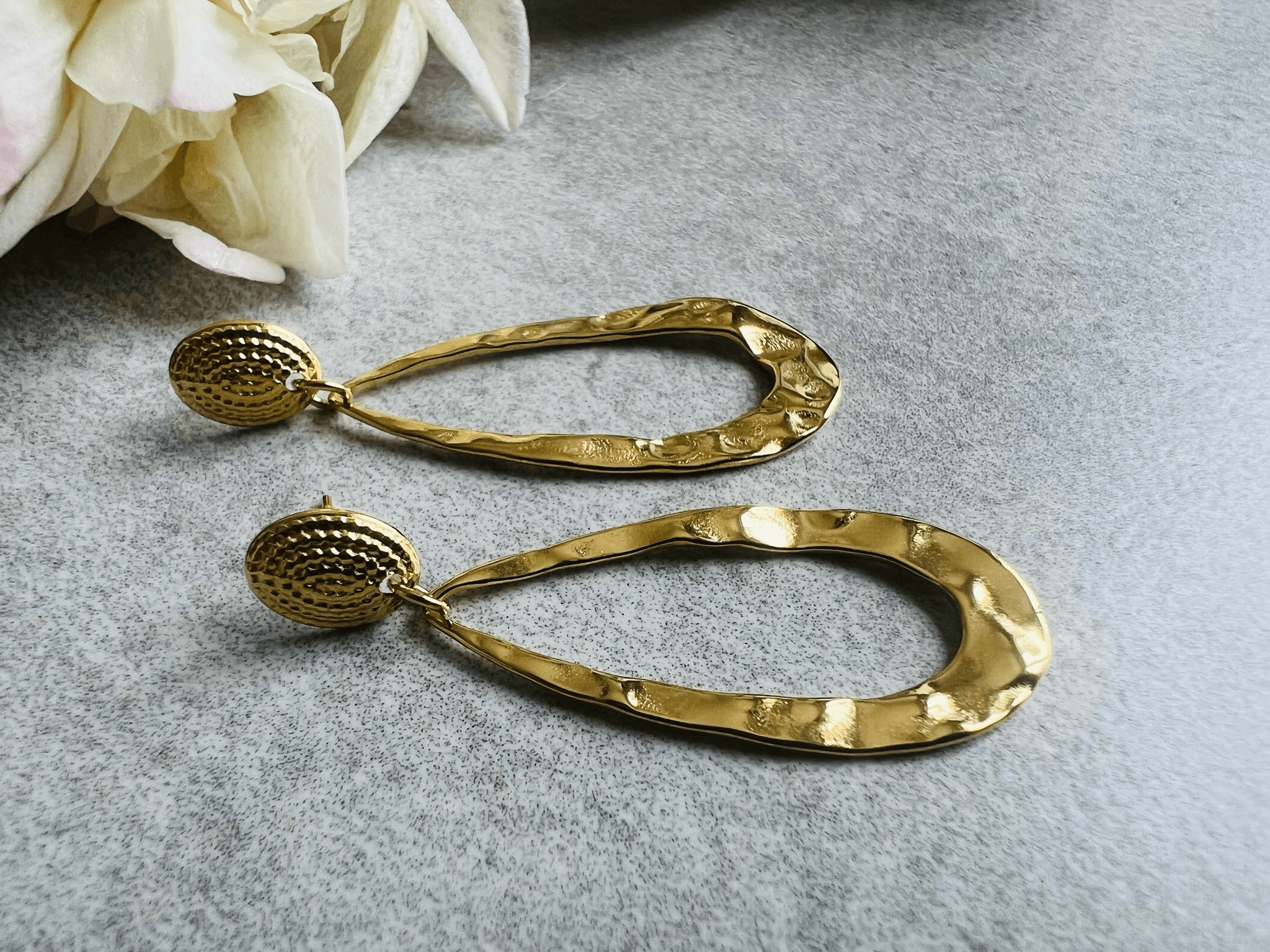 Boucles d’oreilles ALLI gouttes dorées martelées - Créations Uniques