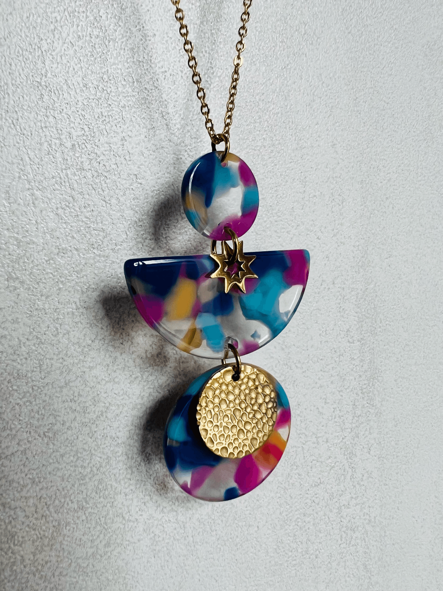 Collier ARIANA pendentif résine violet bleu - Créations Uniques