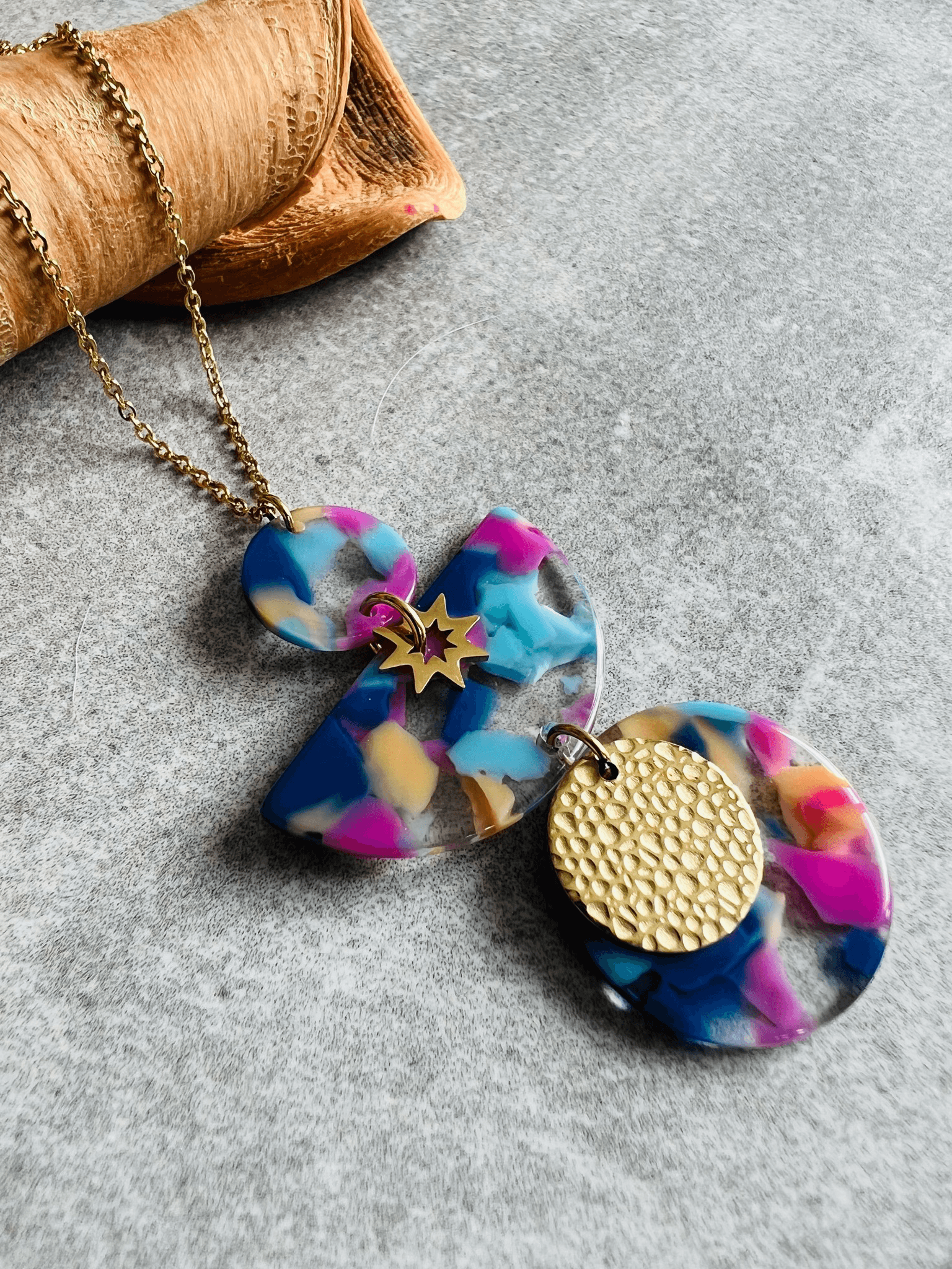 Collier ARIANA pendentif résine violet bleu - Créations Uniques