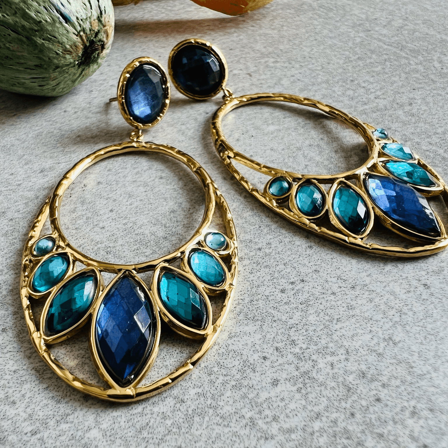 Boucles d’oreilles chic CENDRINE ovales dorés cabochons brillants nuances de bleus - Créations Uniques