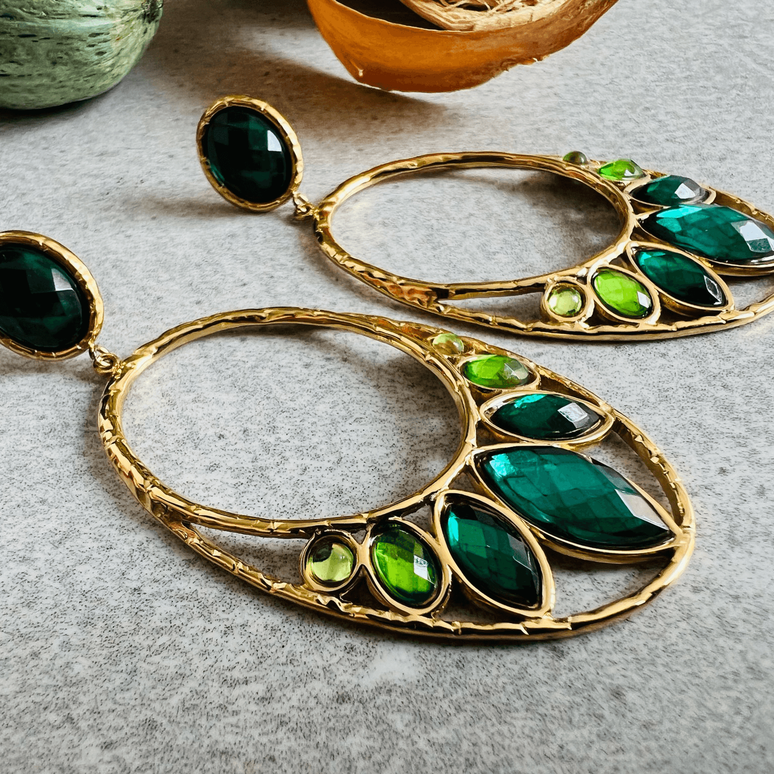 Boucles d’oreilles chic CENDRINE ovales dorés cabochons brillants nuances de vert - Créations Uniques