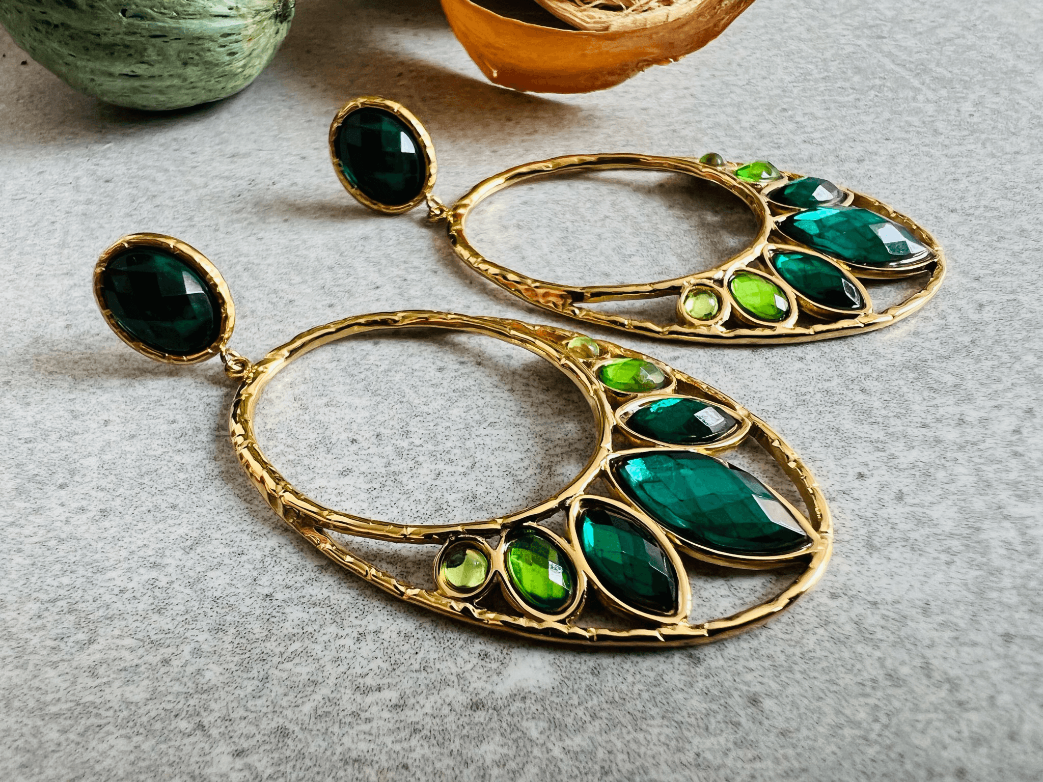 Boucles d’oreilles chic CENDRINE ovales dorés cabochons brillants nuances de vert - Créations Uniques